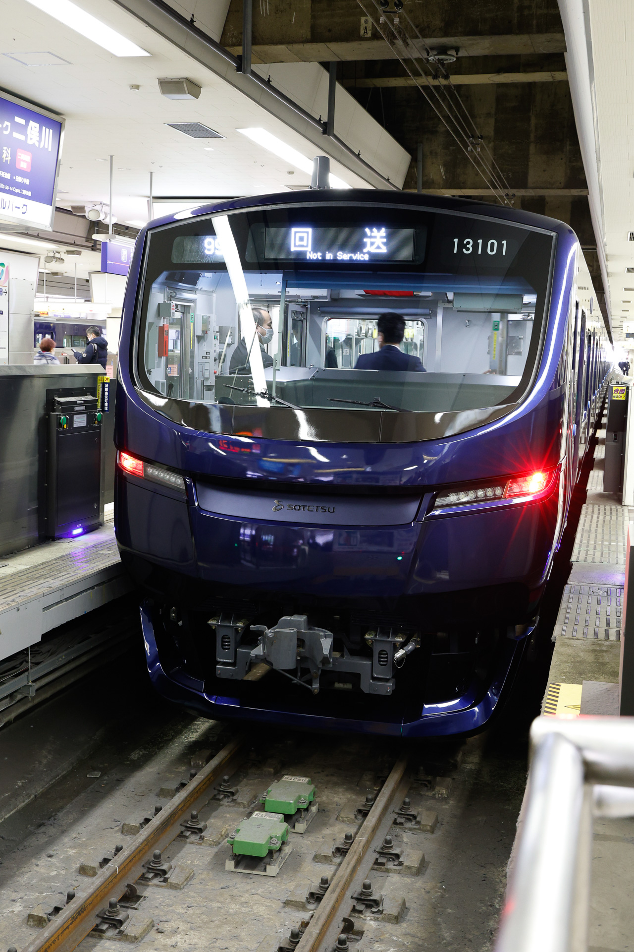 横浜駅に到着した試乗列車。後部標識灯はこんな具合に点灯する