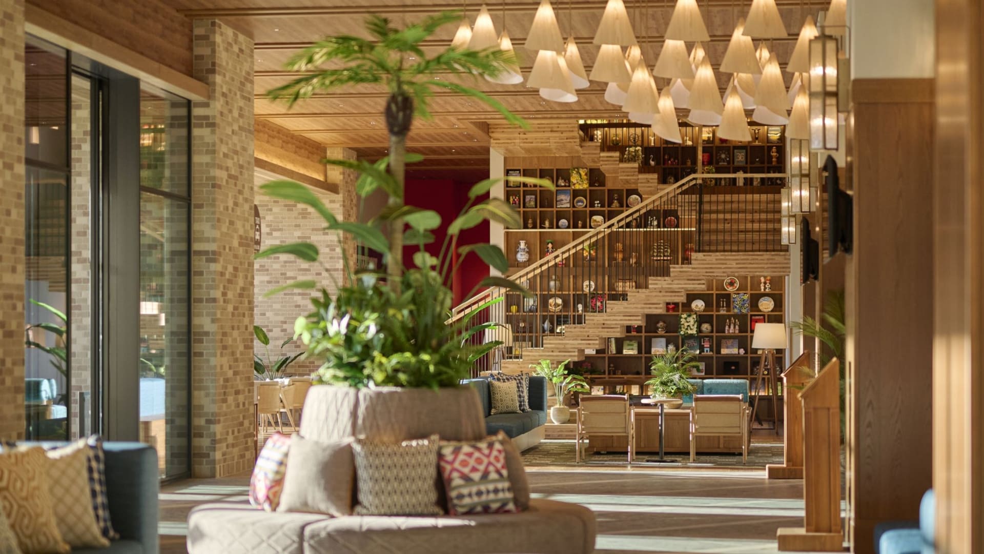 ロビー。1階にローソンも併設