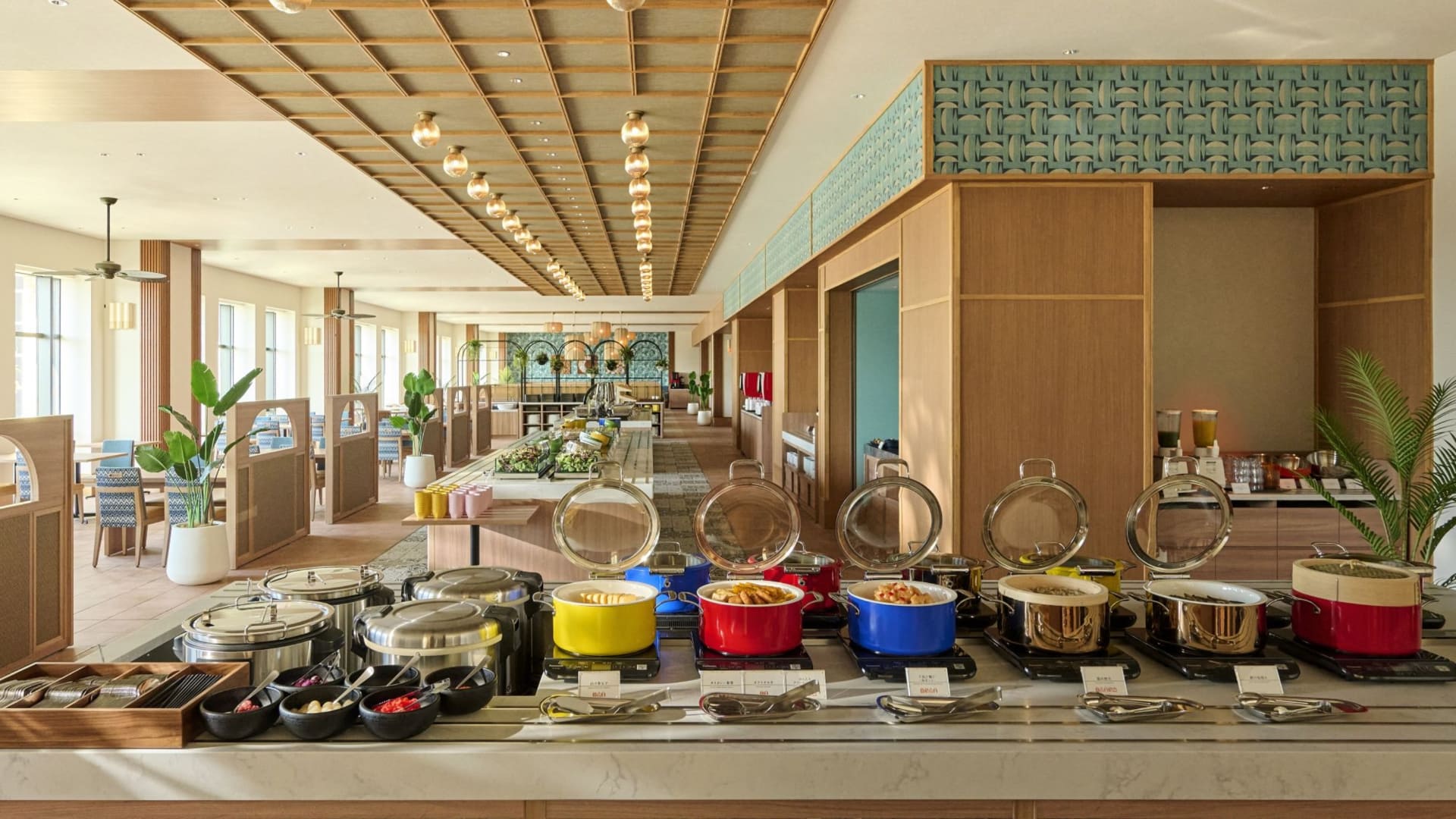 朝食付きプランは多国籍ブッフェ