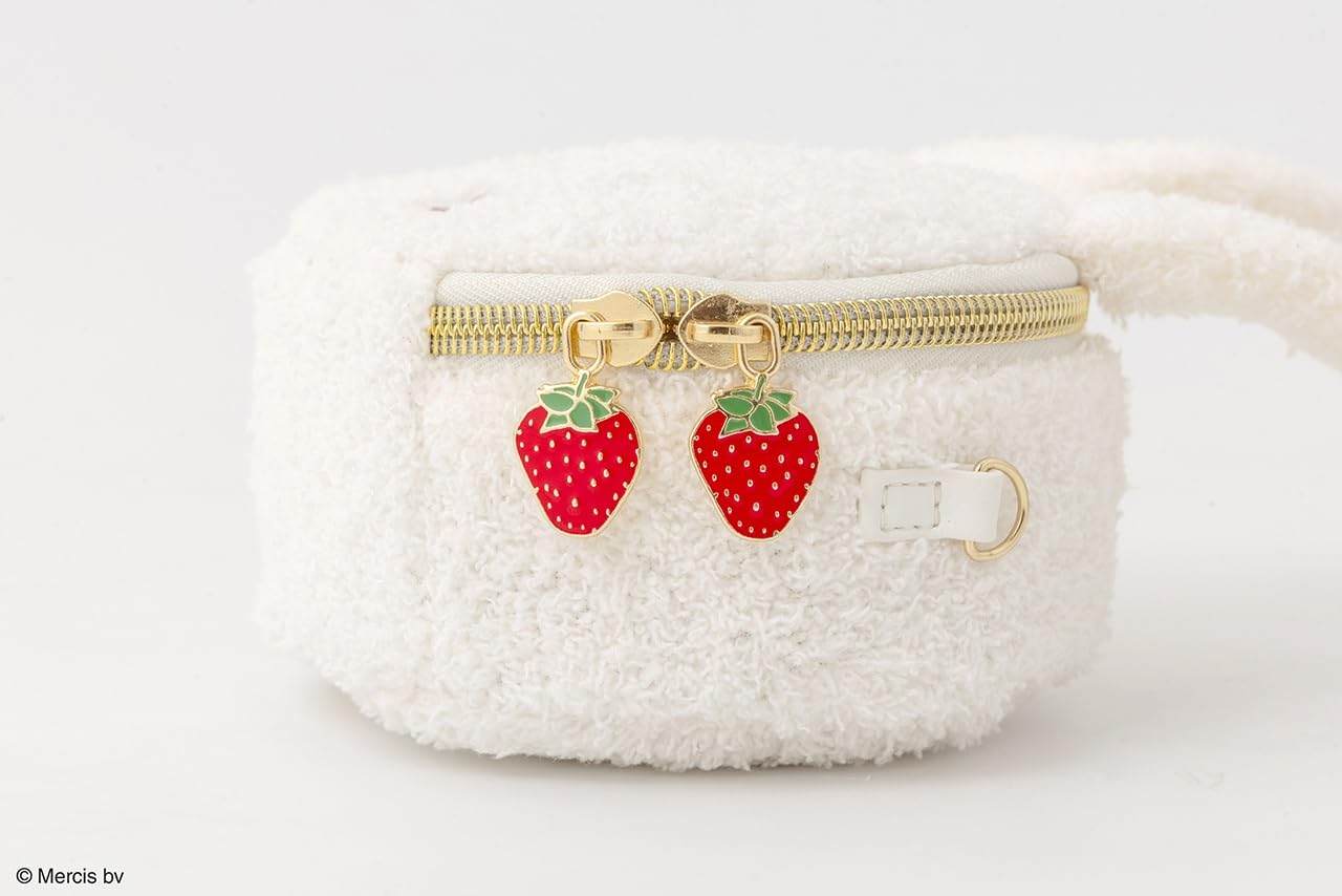 側面と裏面。ファスナーの引き手は“いちごチャーム”で、真っ白なミッフィーフェイスに映えるデザイン