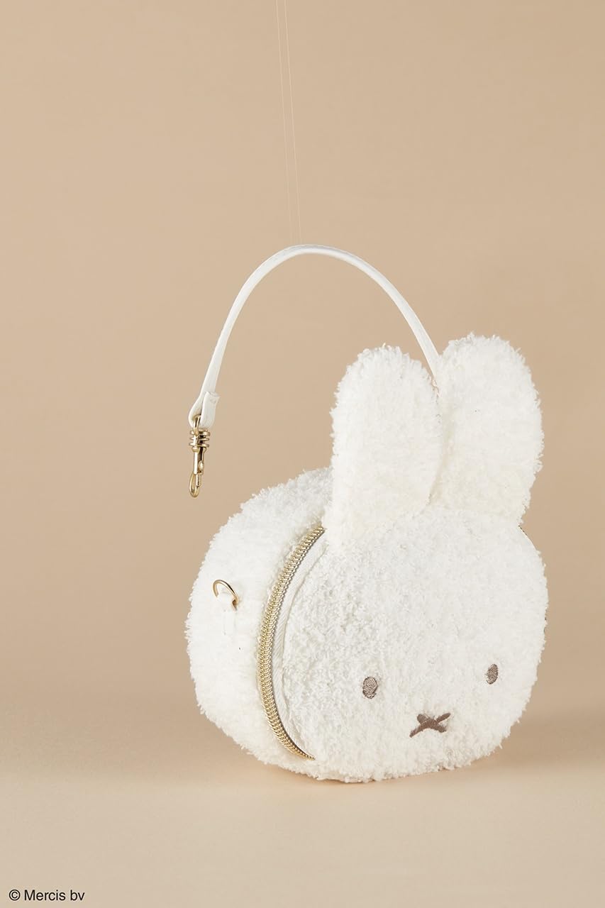 側面と裏面。ファスナーの引き手は“いちごチャーム”で、真っ白なミッフィーフェイスに映えるデザイン