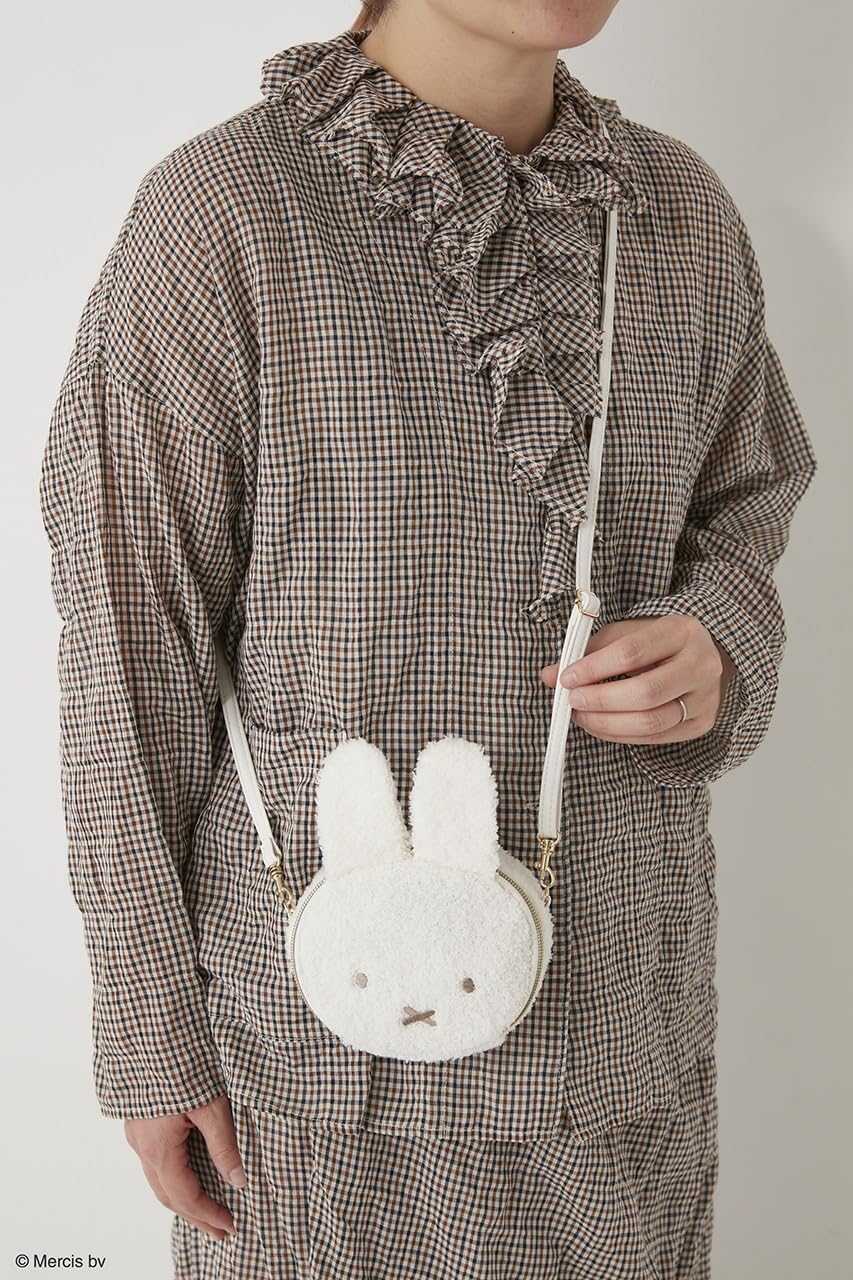 短いストラップを付ければ「ハンドル付きポーチ」に、長いストラップを付ければ「ショルダーバッグ」に