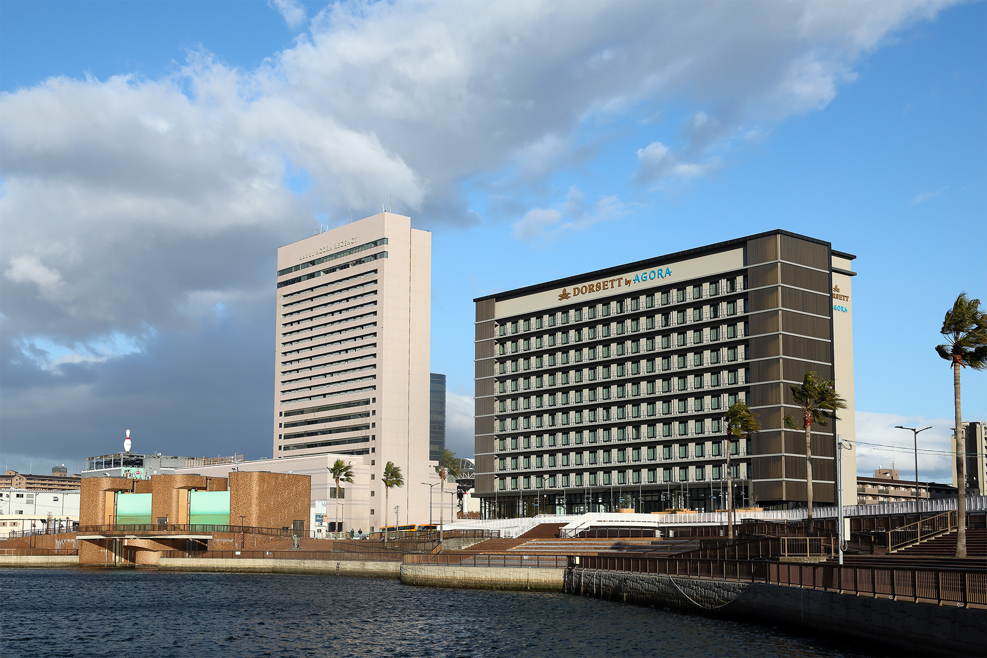 3月25日に開業1周年を迎える「ドーセット バイ アゴーラ 大阪堺」（写真右）。左の白い建物は「ホテル アゴーラ リージェンシー 大阪堺」