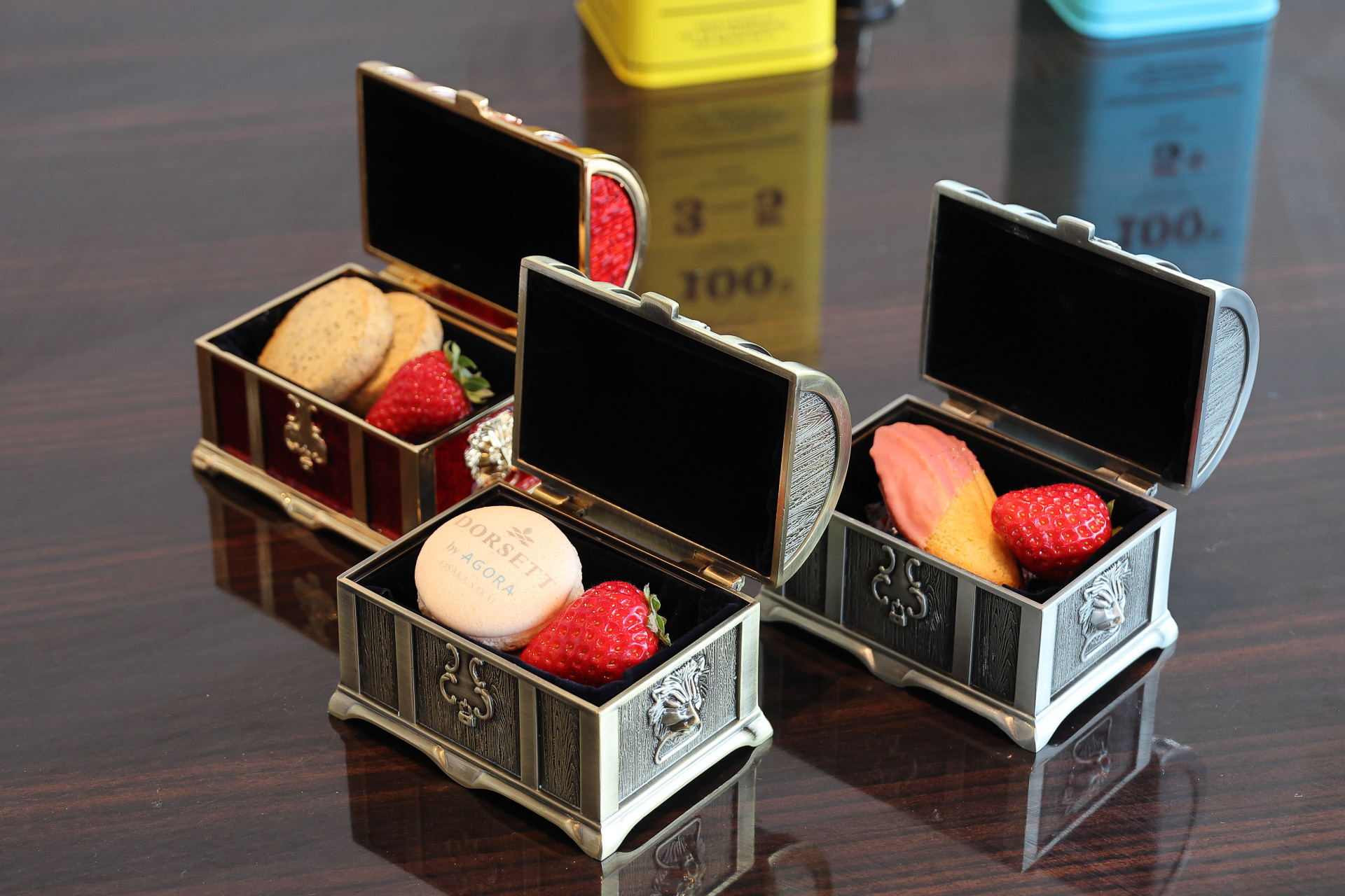 3段のティースタンドに用意されたケーキや料理のほかに3種の宝箱に入ったいちごと焼き菓子を1つ選びます
