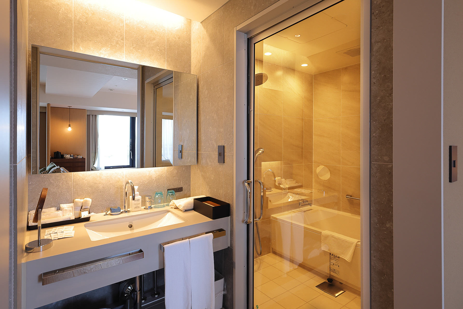 ウォーターフロントプレミアムスイートの洗面と浴室
