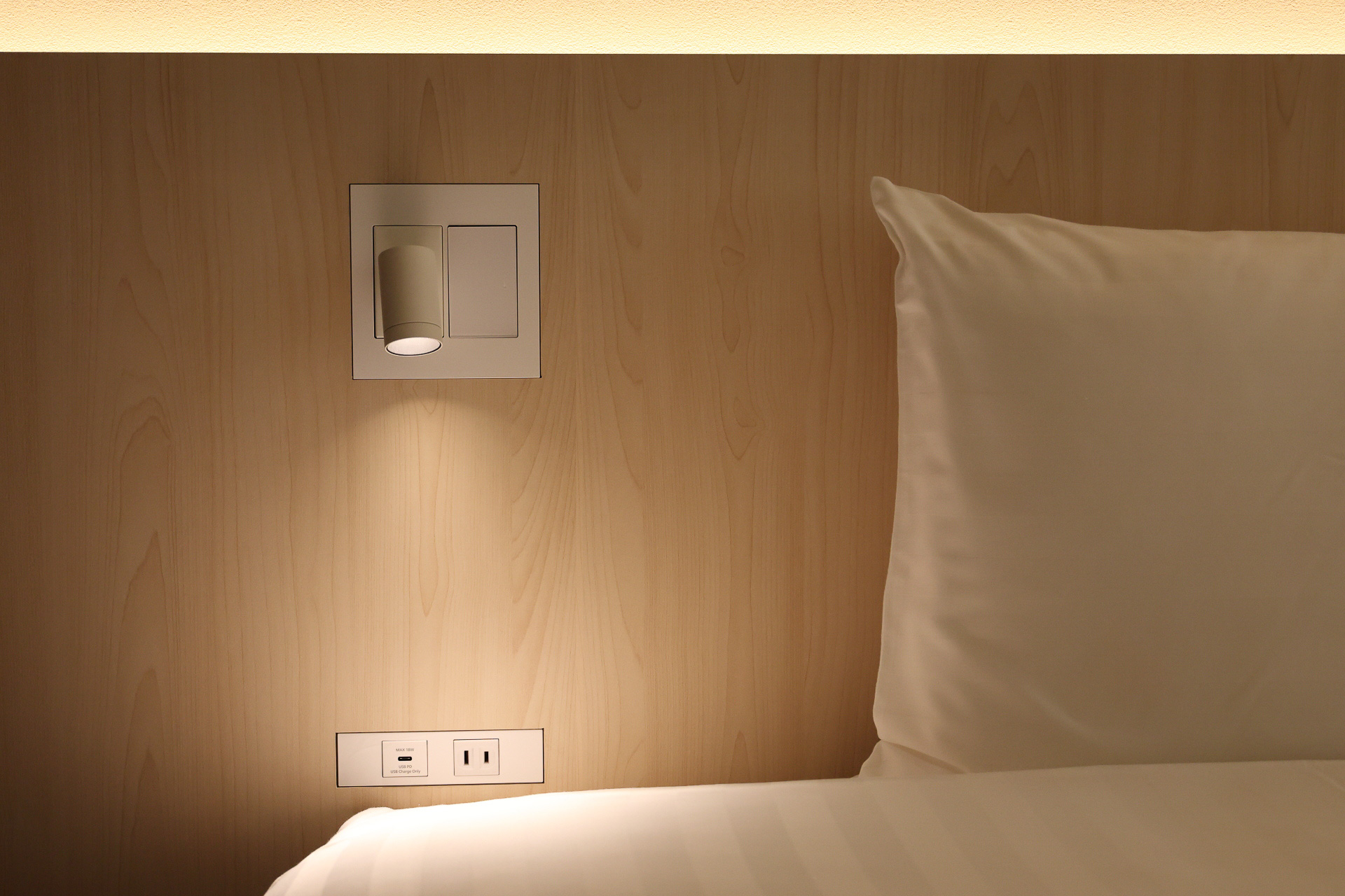 それぞれのベッド脇にコンセントとType-AのUSBポートを備える