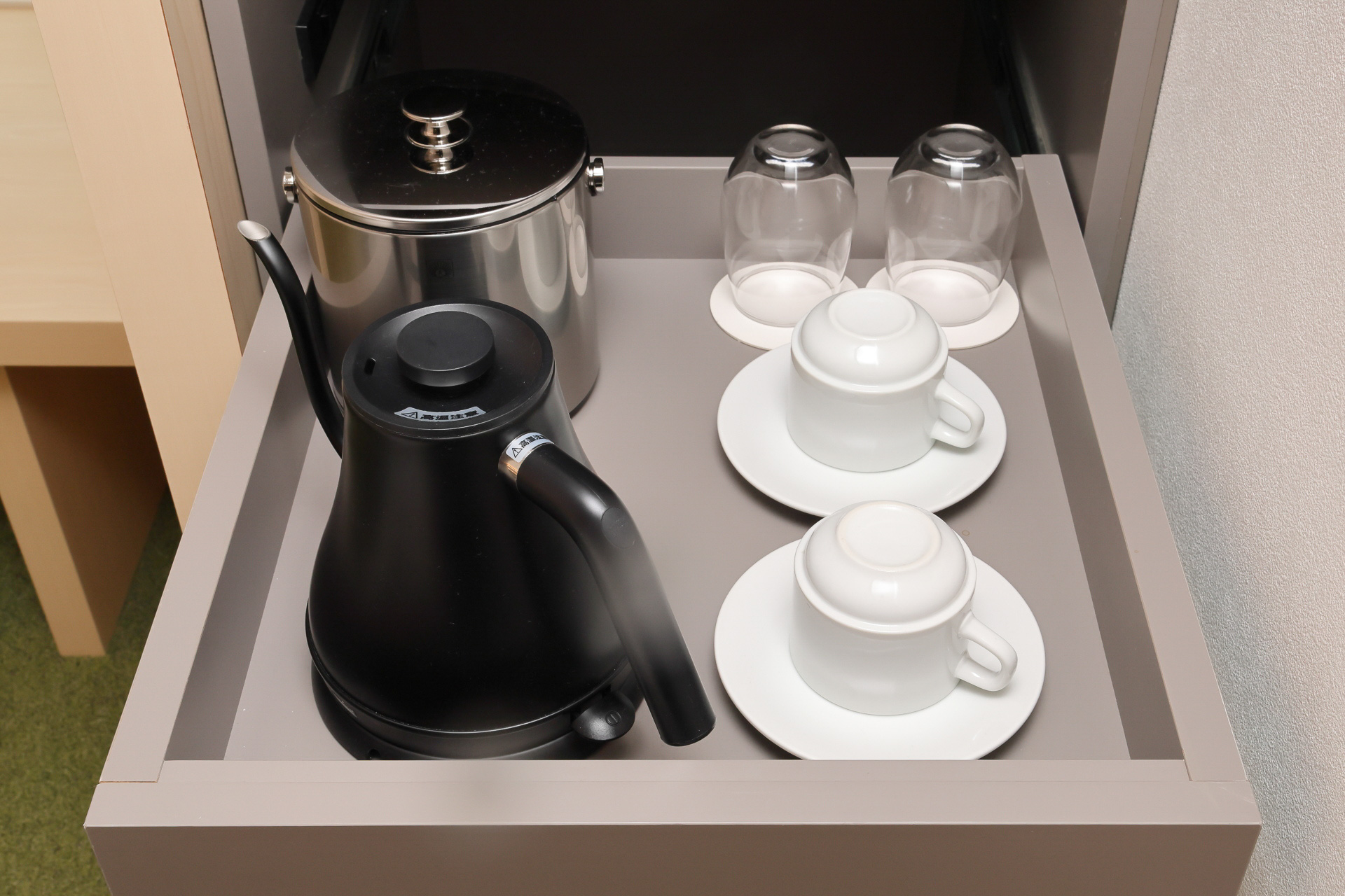 スーペリアツインハーバービューの電気ポット、カップ、グラスなど