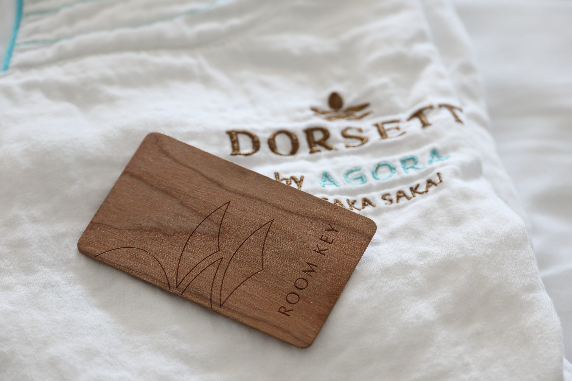 ナイトウェアの素材感、木でできたルームキーの質感。小さなことですが体に触れるところの肌触り、手触りが快適さの秘密なのかもしれません