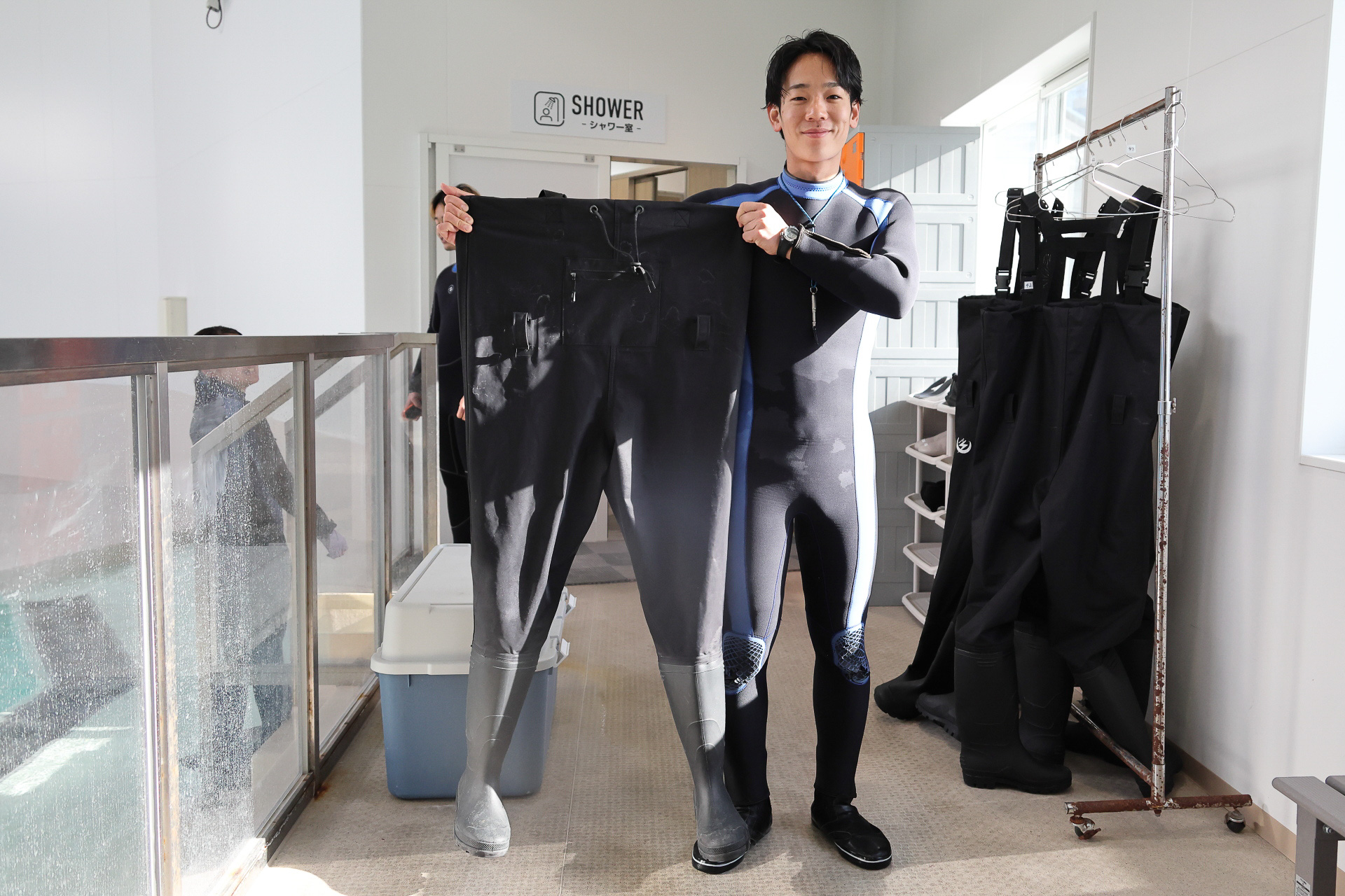 餌やりや浅瀬での触れ合いなら胴付き長靴で体験できますので着替えの必要もありません