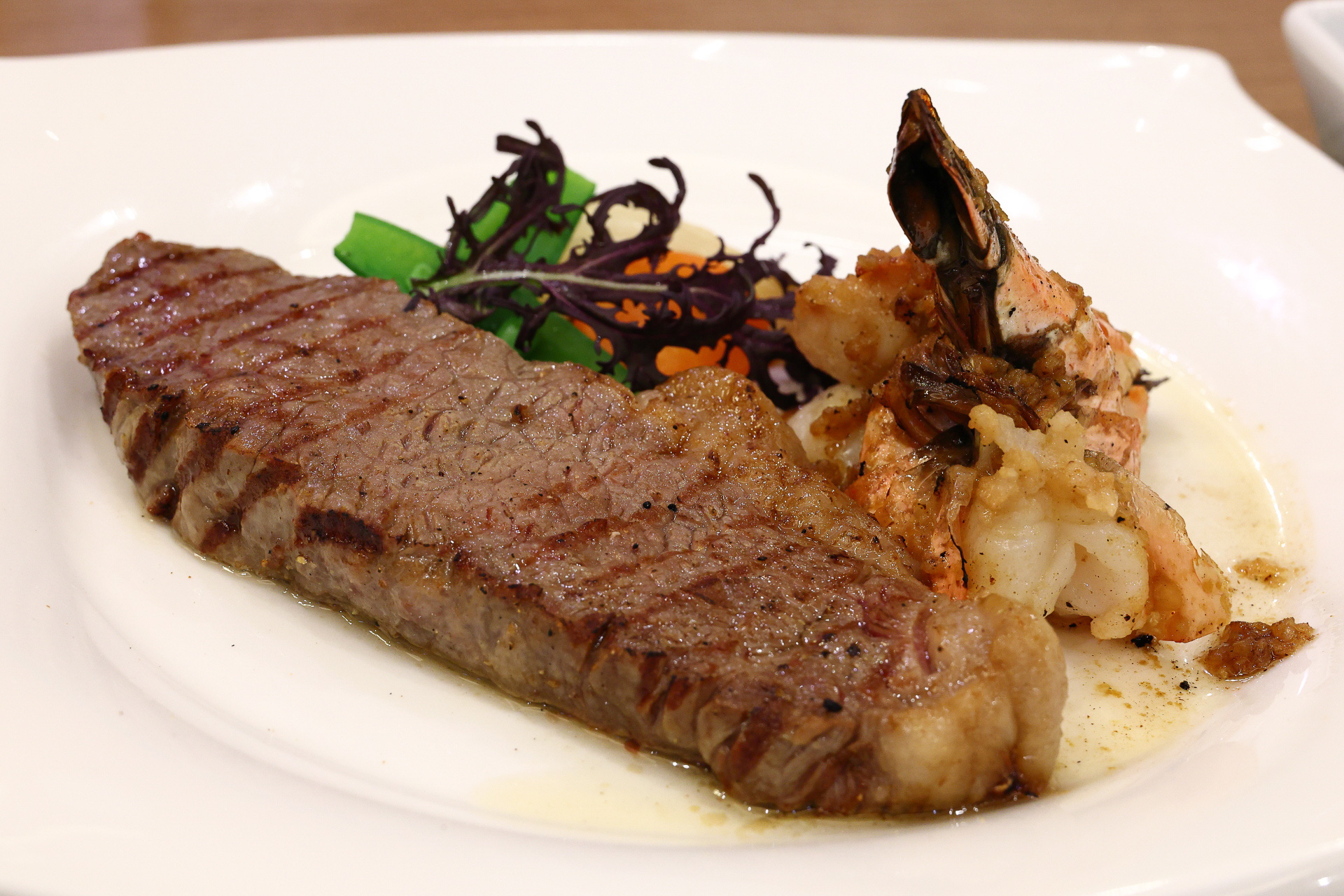 新スタイルのホテルディナー「Evening Table（イブニングテーブル）」では22種あるメインディッシュからまず1品選びます。今回はビーフグリルとガーリックシュリンプを選びました