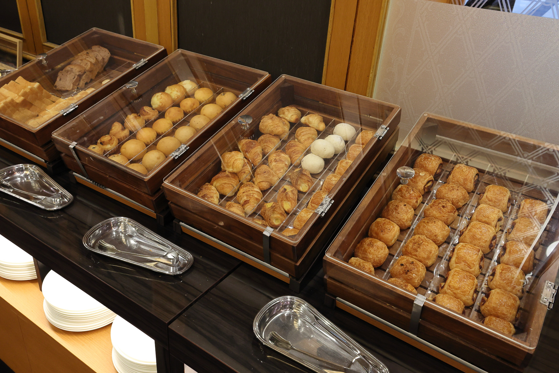 調理済みの料理を選んだり、ここから選んだ素材を調理してもらったりします。パンやサラダ、各種ソースも充実