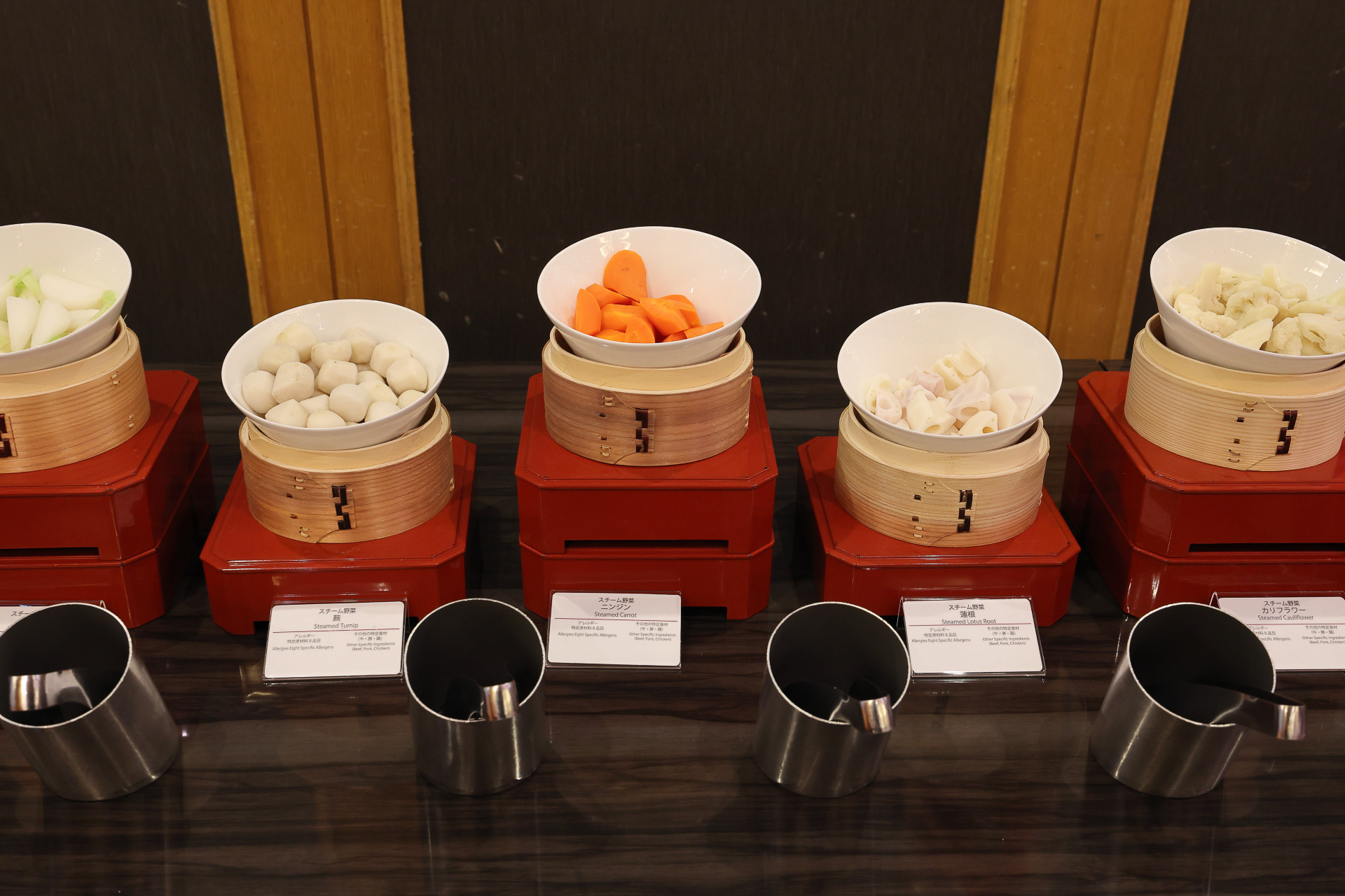 調理済みの料理を選んだり、ここから選んだ素材を調理してもらったりします。パンやサラダ、各種ソースも充実