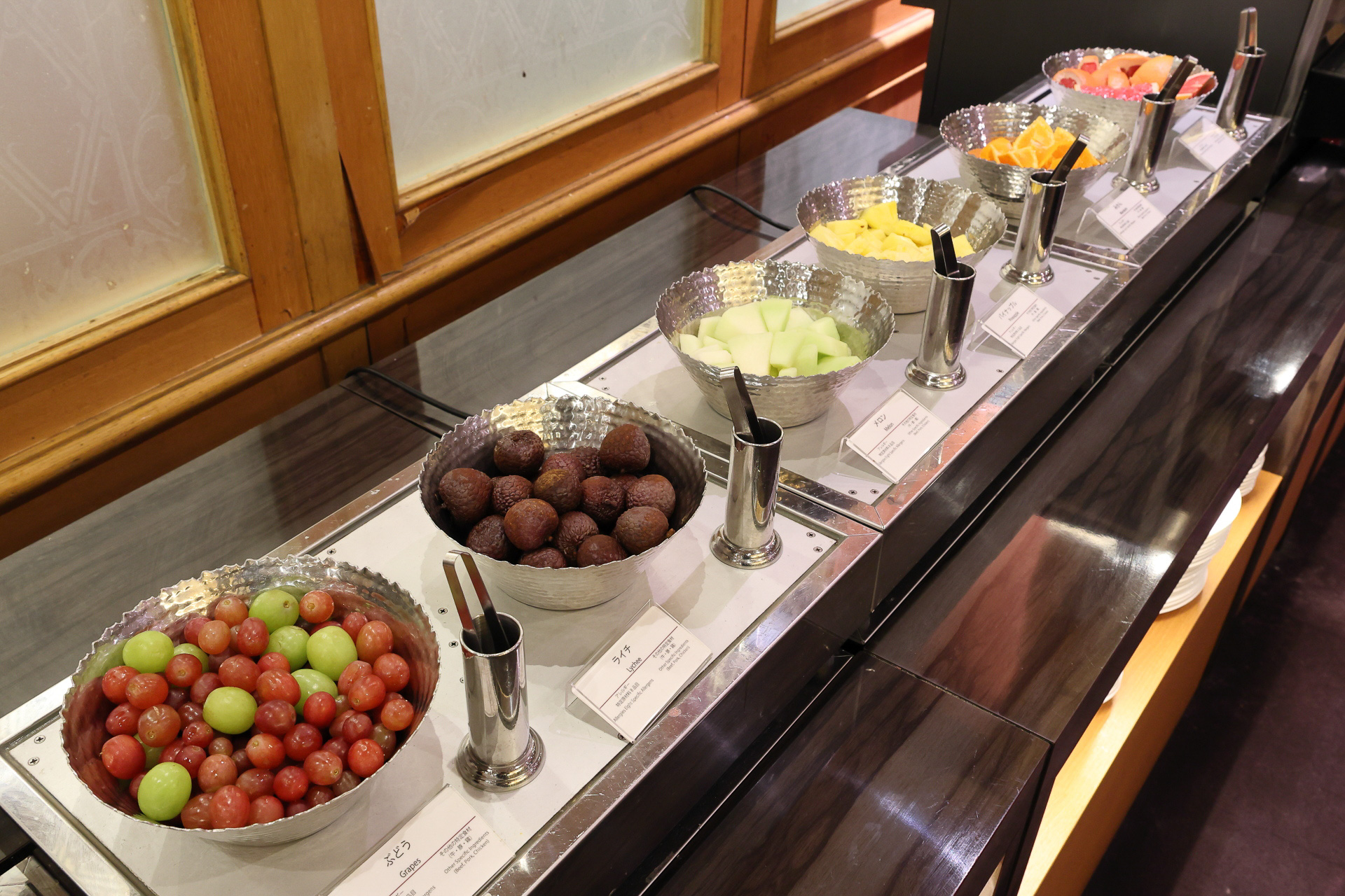 調理済みの料理を選んだり、ここから選んだ素材を調理してもらったりします。パンやサラダ、各種ソースも充実