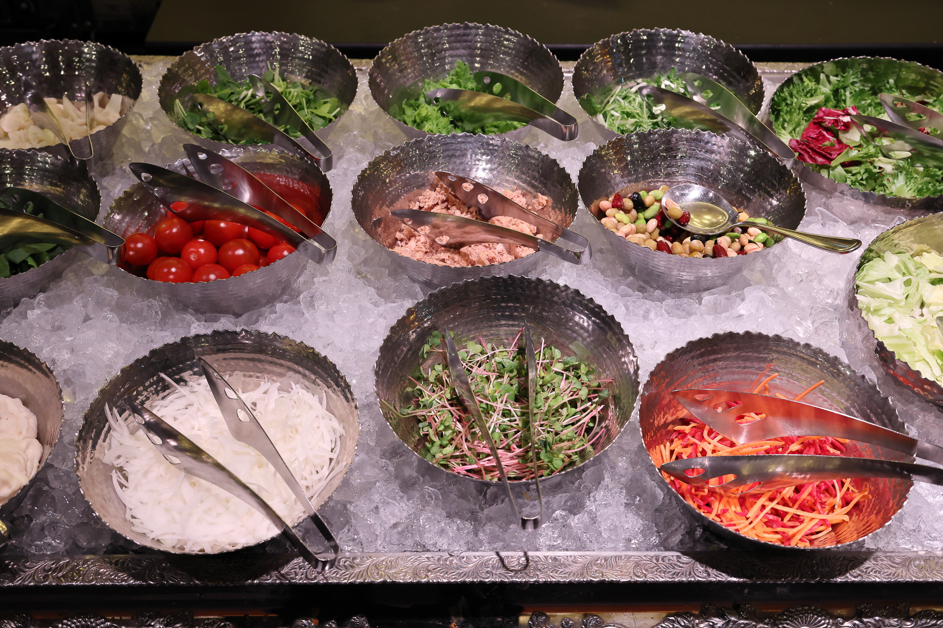 調理済みの料理を選んだり、ここから選んだ素材を調理してもらったりします。パンやサラダ、各種ソースも充実