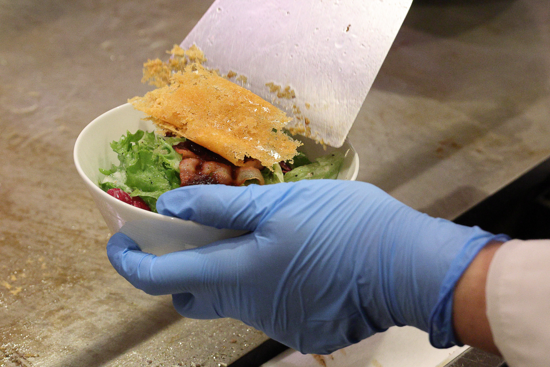 焼いたベーコンとチーズで仕上げるシーザーサラダは1人分ずつホテルスタッフが仕上げます