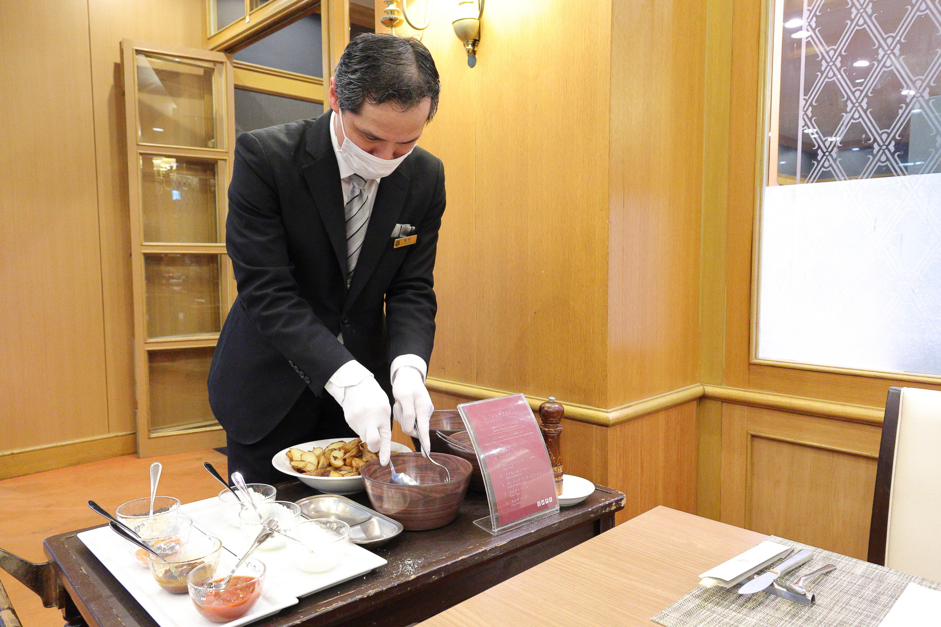 フレンチフライの味付けはテーブルサービスで好みの味をオーダーします