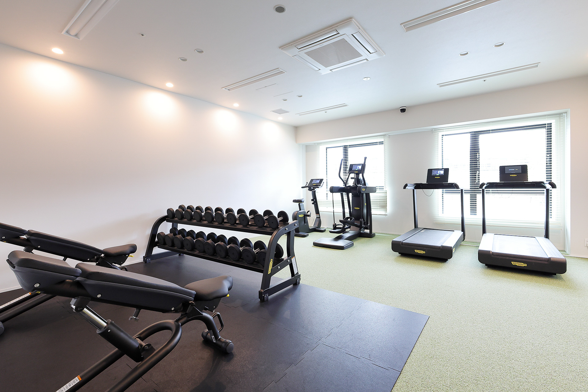 ホテル内にコインランドリーやスポーツジムも用意しています
