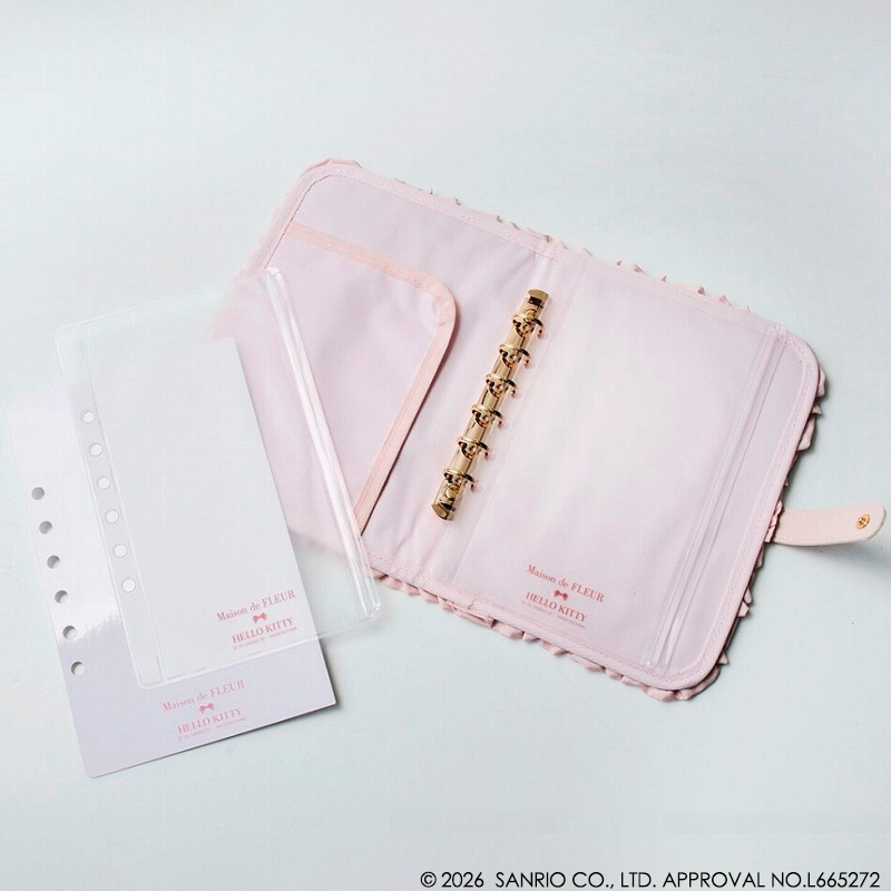 「Maison de FLEUR × HELLO KITTY いちごマルチケースBOOK PINK」。バインダーに挟むリフィルを自由に付け替えて、シール帳やスケジュール帳としても使える