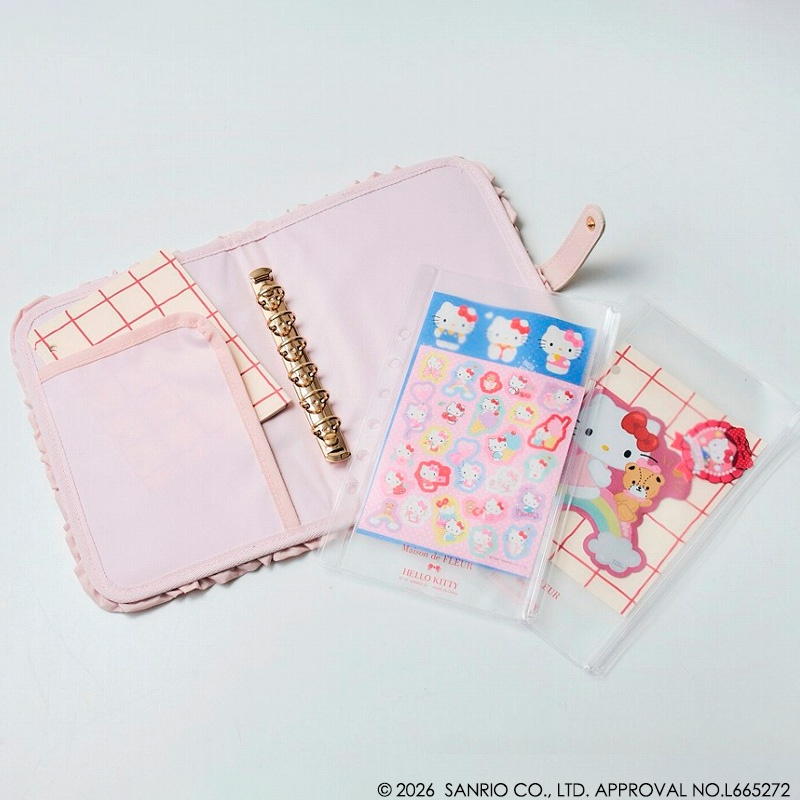 「Maison de FLEUR × HELLO KITTY いちごマルチケースBOOK PINK」。バインダーに挟むリフィルを自由に付け替えて、シール帳やスケジュール帳としても使える