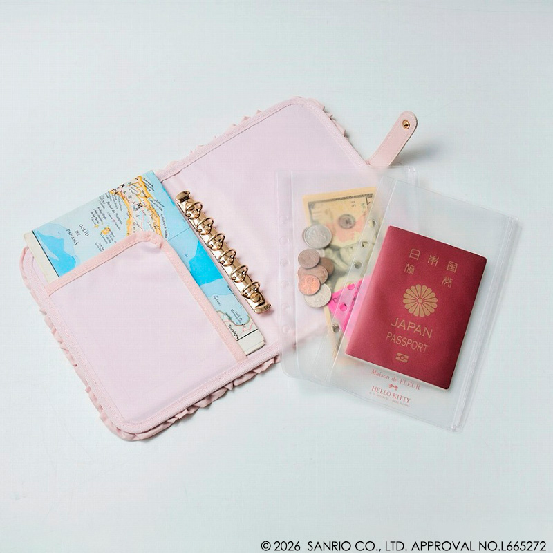 「Maison de FLEUR × HELLO KITTY いちごマルチケースBOOK PINK」。バインダーに挟むリフィルを自由に付け替えて、シール帳やスケジュール帳としても使える