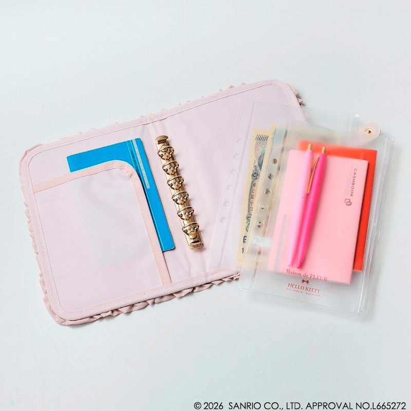 「Maison de FLEUR × HELLO KITTY いちごマルチケースBOOK PINK」。バインダーに挟むリフィルを自由に付け替えて、シール帳やスケジュール帳としても使える