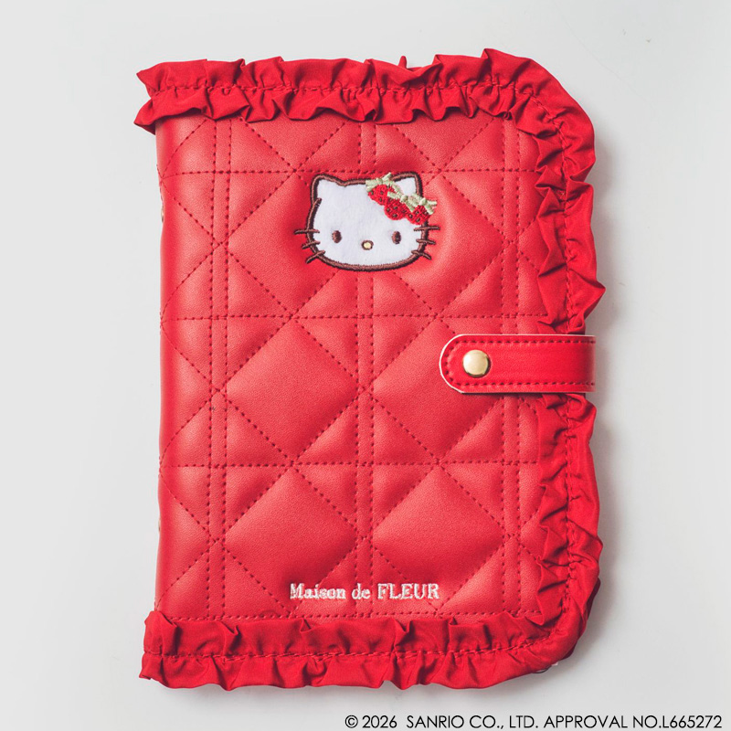 「Maison de FLEUR × HELLO KITTY いちごマルチケースBOOK RED」。ファスナー付きポケットにはパスポートやお金、地図などを収納でき、旅行にも活用できる