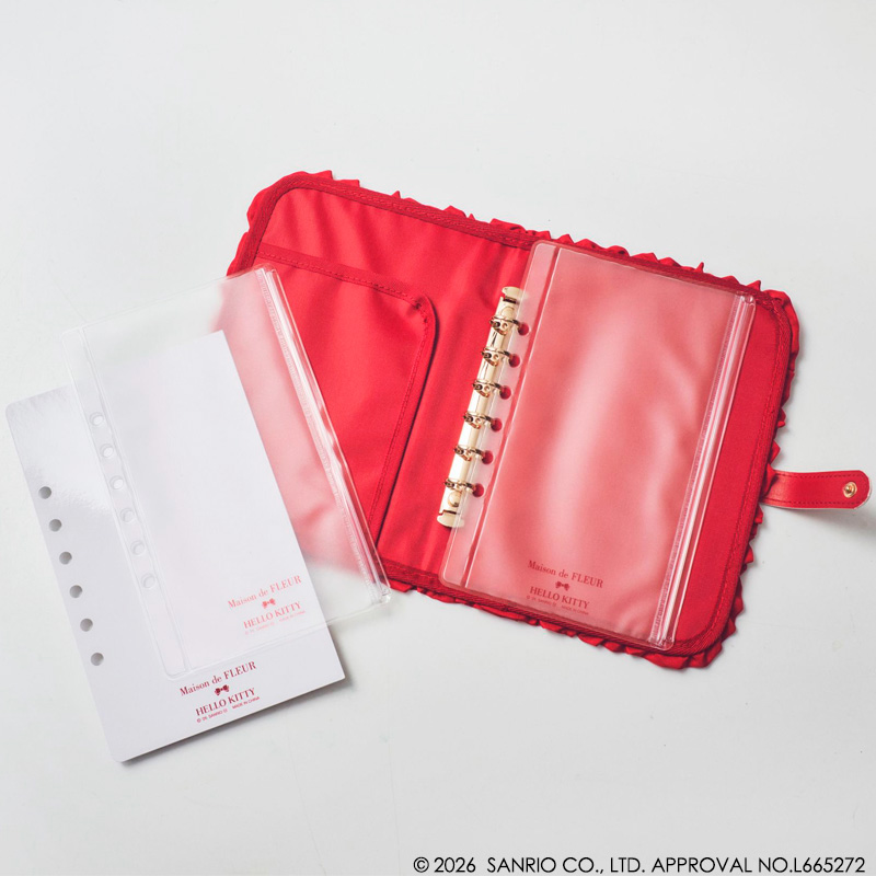 「Maison de FLEUR × HELLO KITTY いちごマルチケースBOOK RED」。ファスナー付きポケットにはパスポートやお金、地図などを収納でき、旅行にも活用できる