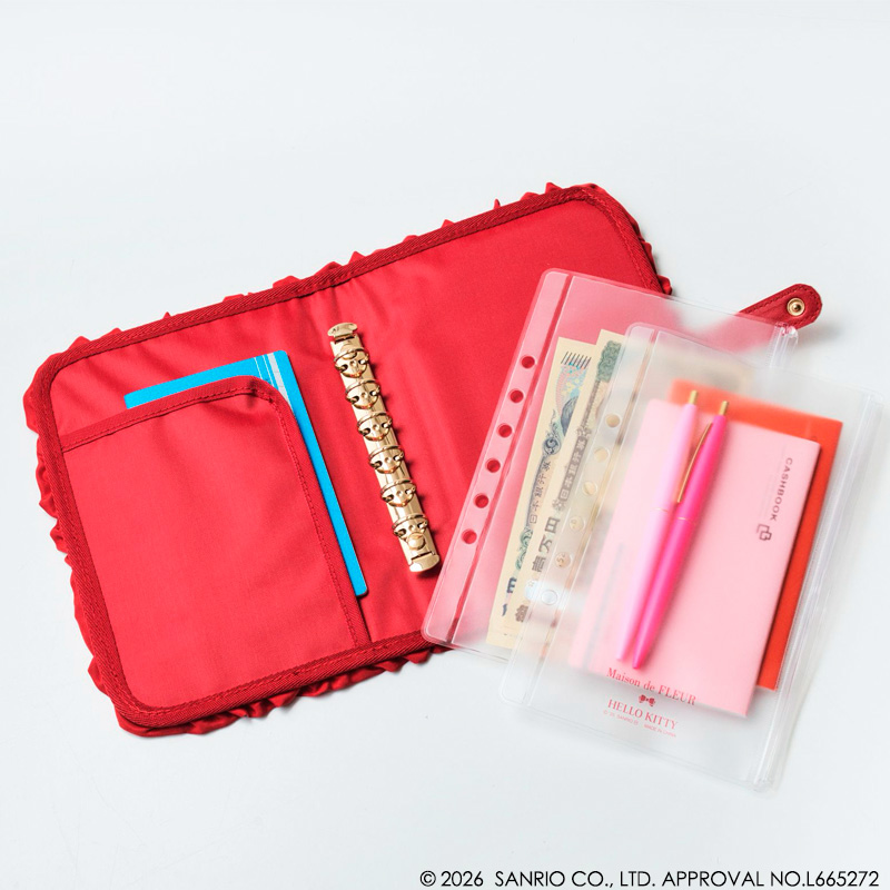 「Maison de FLEUR × HELLO KITTY いちごマルチケースBOOK RED」。ファスナー付きポケットにはパスポートやお金、地図などを収納でき、旅行にも活用できる