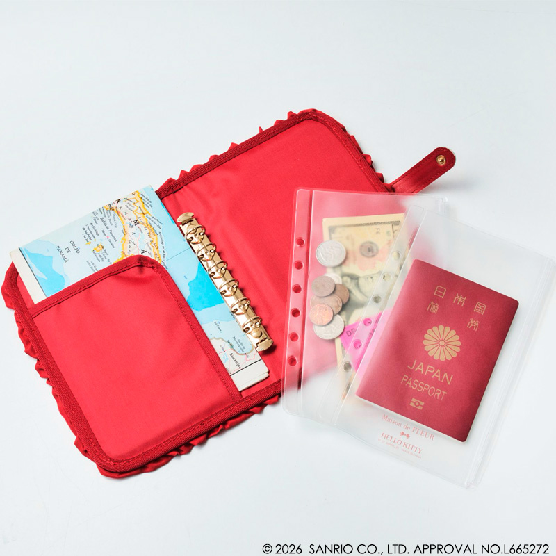 「Maison de FLEUR × HELLO KITTY いちごマルチケースBOOK RED」。ファスナー付きポケットにはパスポートやお金、地図などを収納でき、旅行にも活用できる