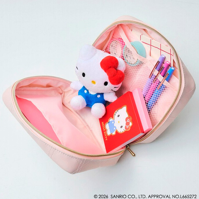 「Maison de FLEUR × HELLO KITTY いちご宝物ケースBOOK PINK」。レザー調の高級感あるキルティング生地に、キティちゃんの刺繍をあしらう