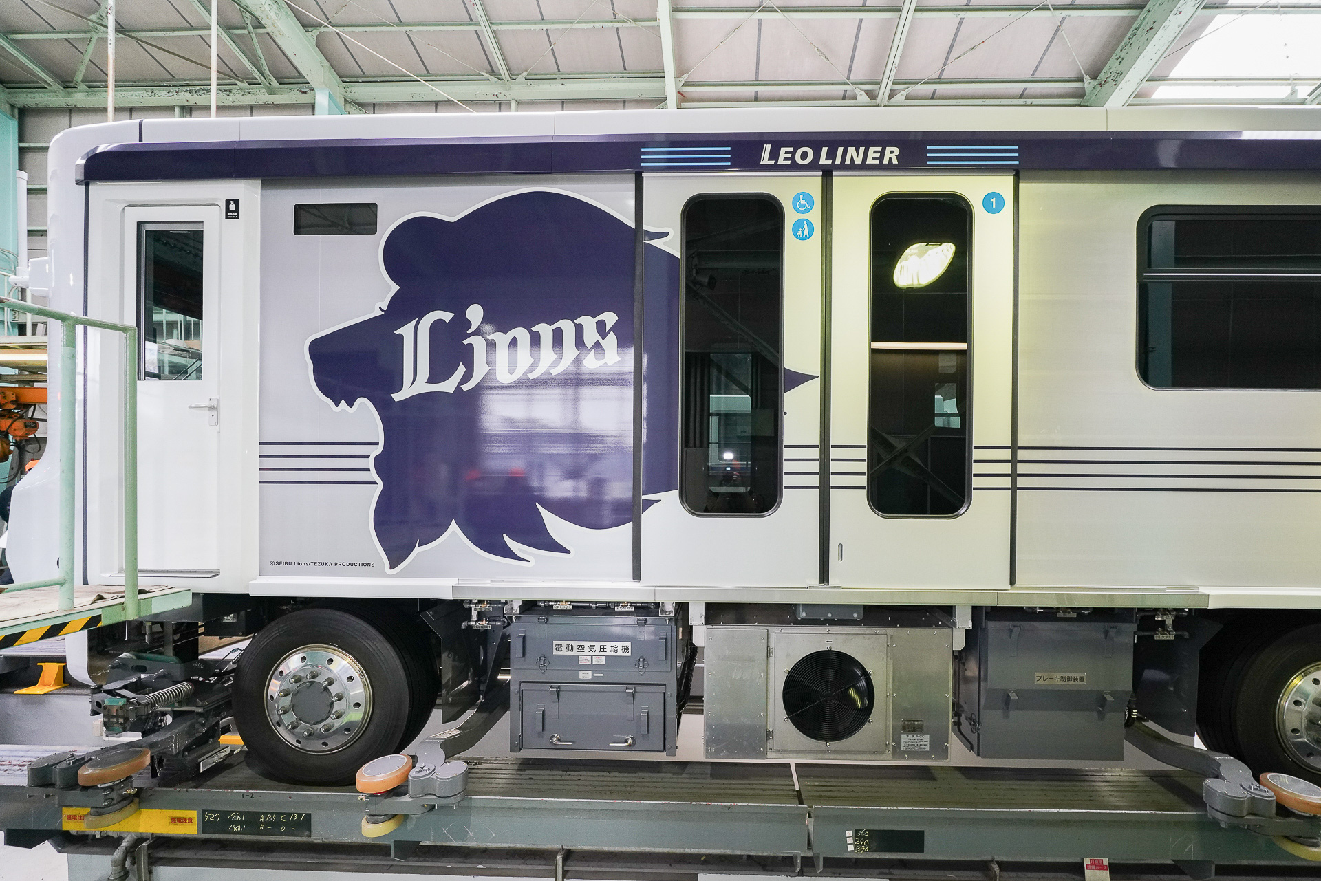 先頭車の先端部分。乗車口上に「LEO LINER」と書かれている