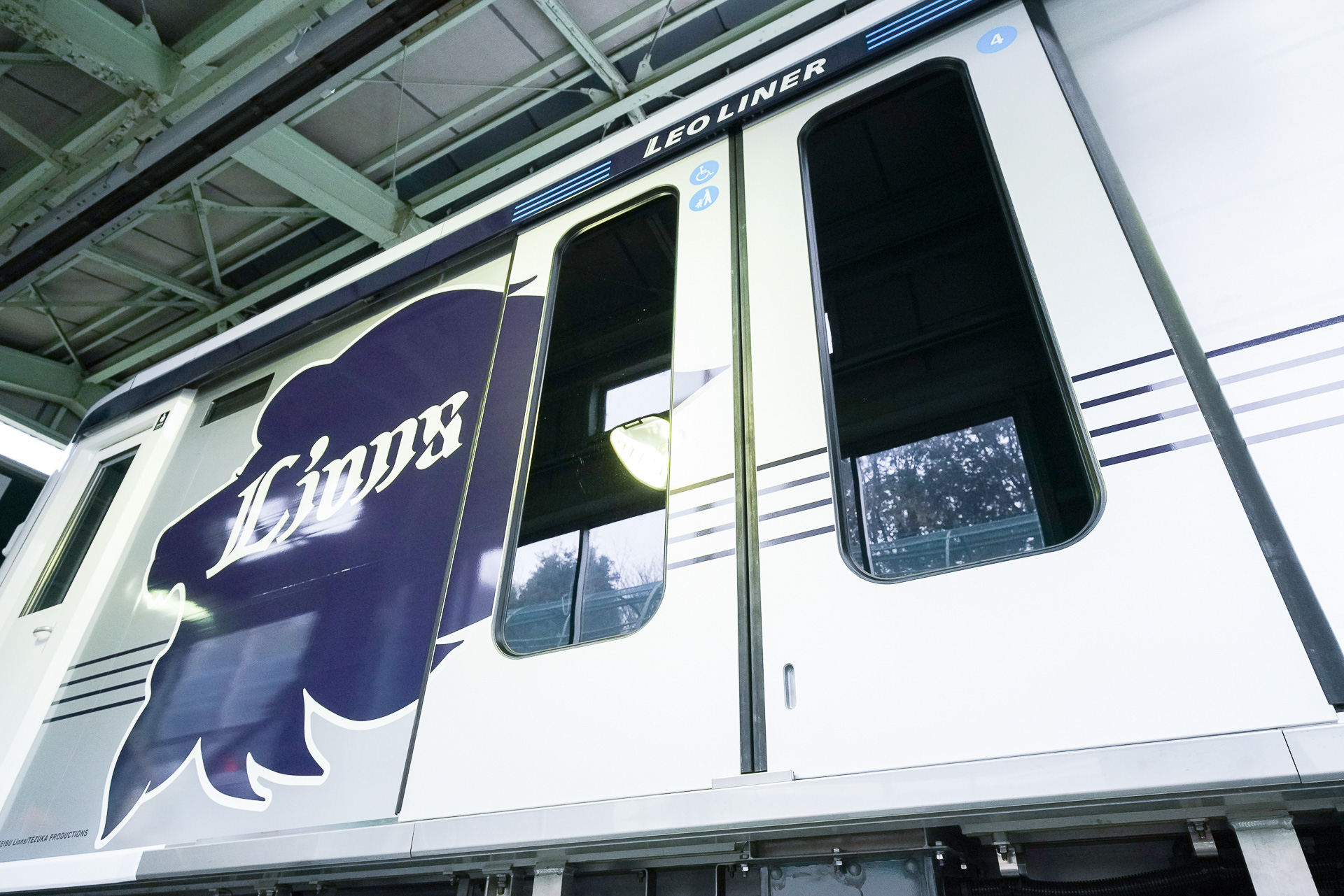 先頭車には西武ライオンズ公式マスコット「レオ」のシルエット