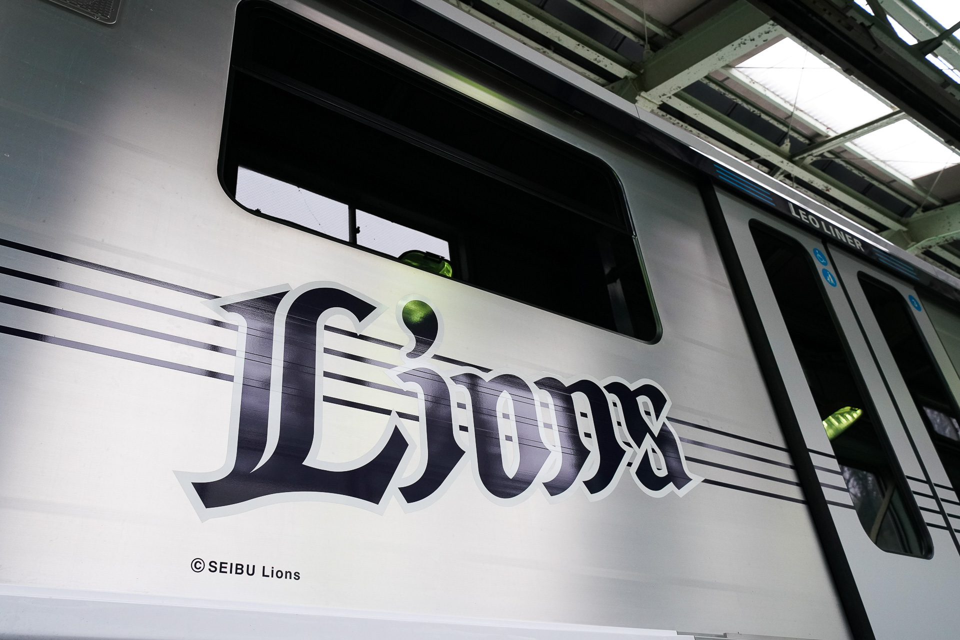 中間車には「Lions」ロゴ