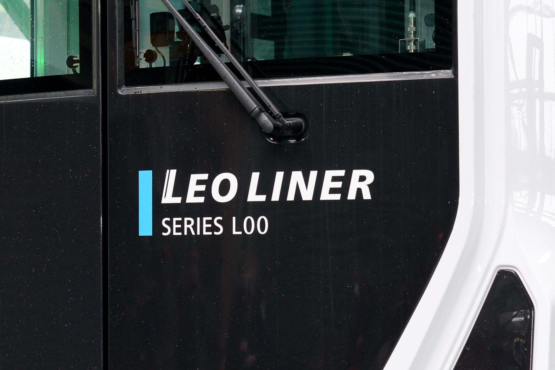 前面右に「LEO LINER SERIES L00」のネーム入り