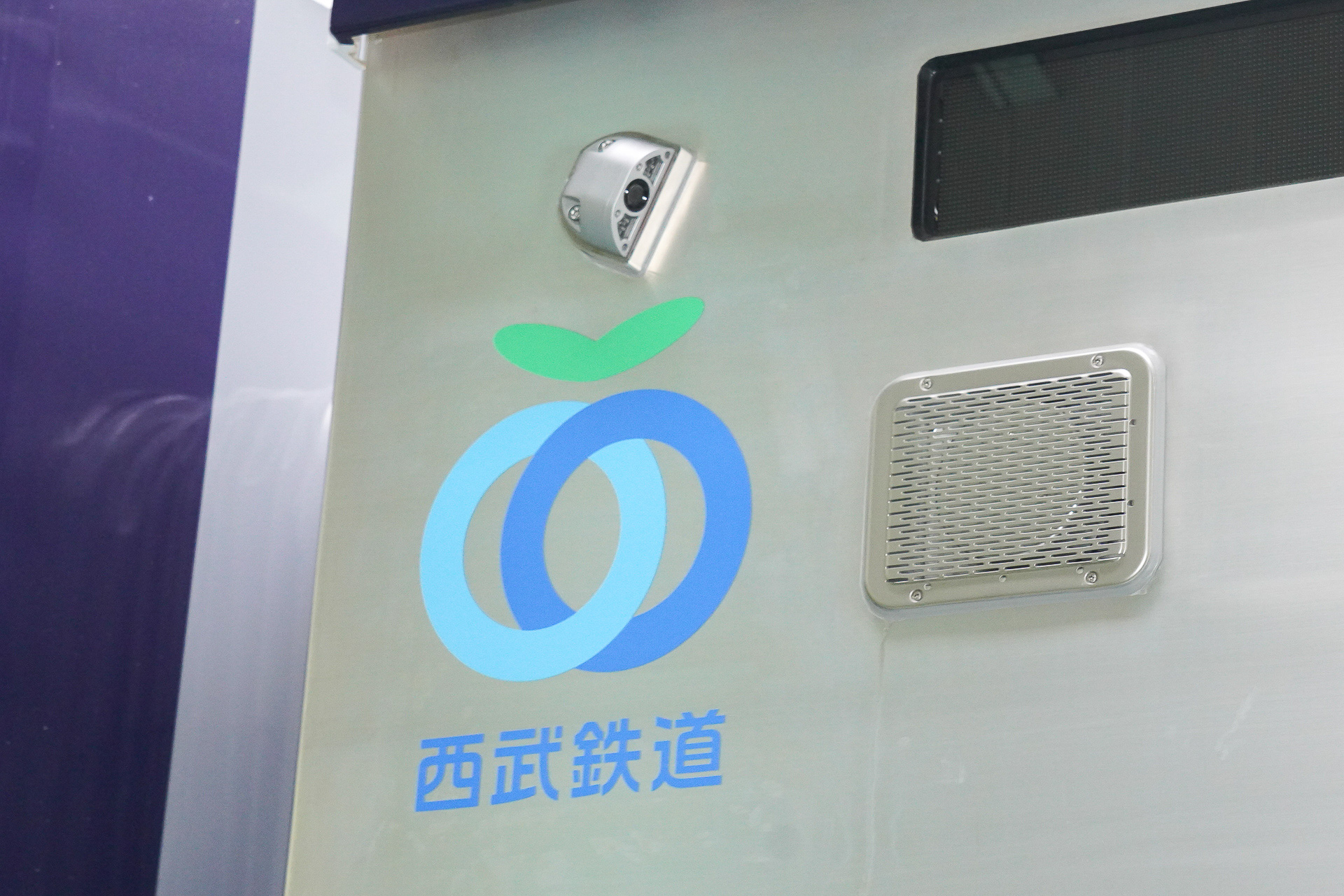 乗車口横の情報に安全確認用のカメラがある