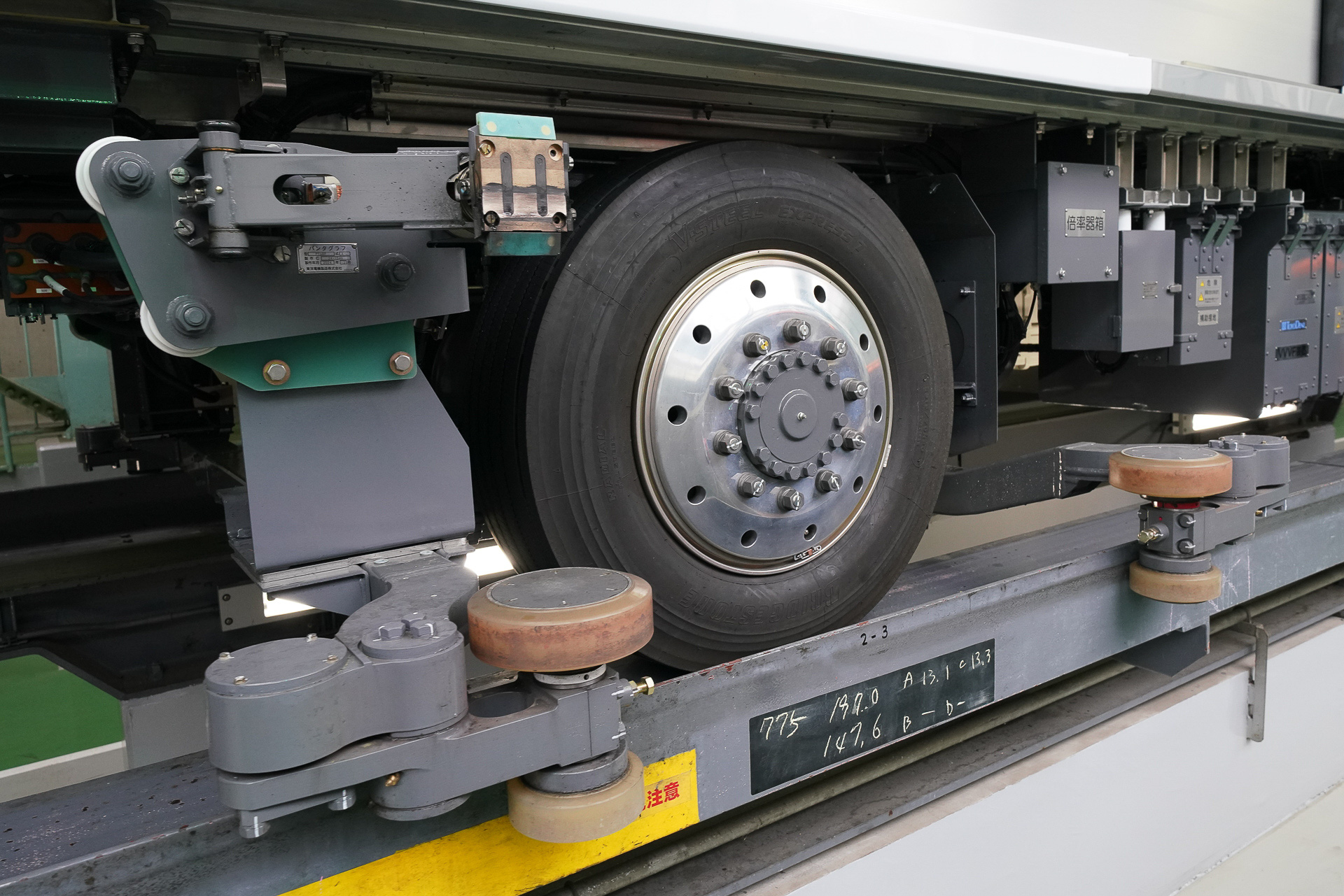 揺れが少なくなったボギー台車。ゴムのタイヤ。手前に張り出すのは集電装置