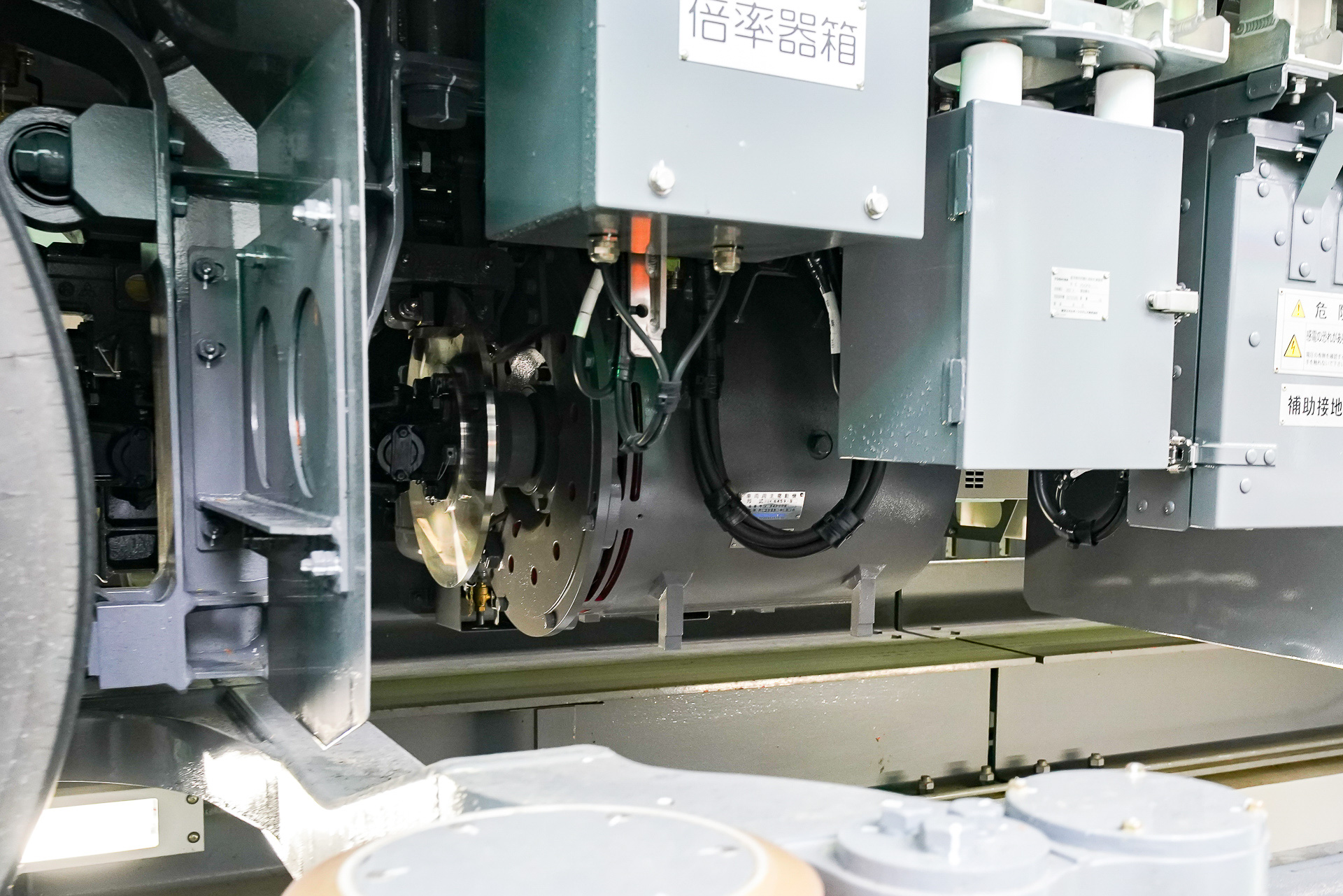 奥に主電動機（走行用モーター）が見える