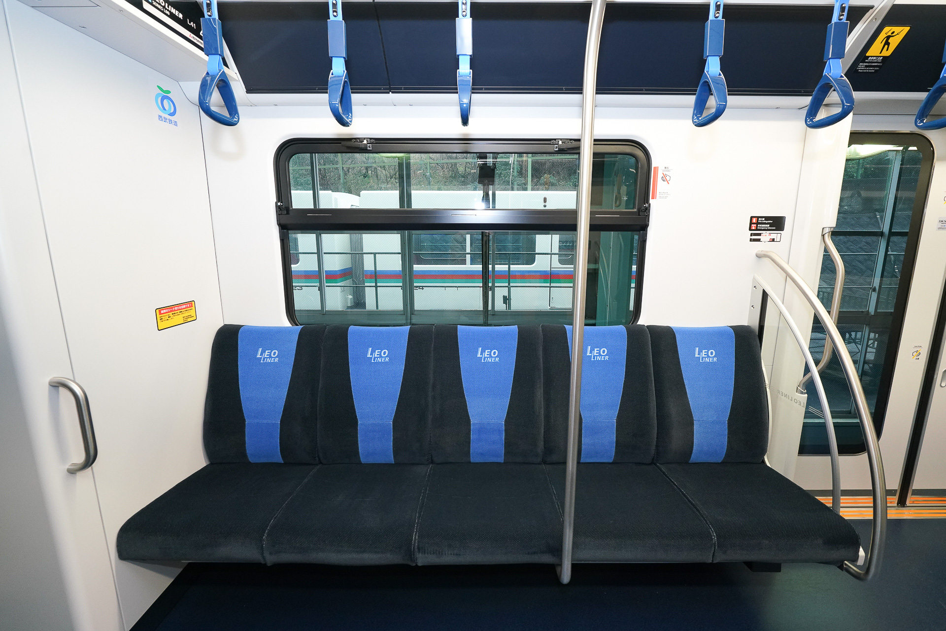 シート配置はロングシートになった