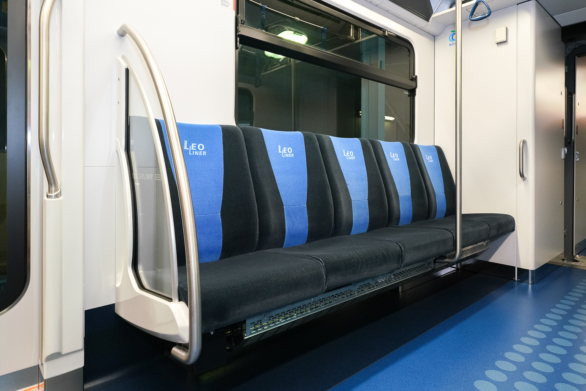 肘当ては握りやすいデザイン