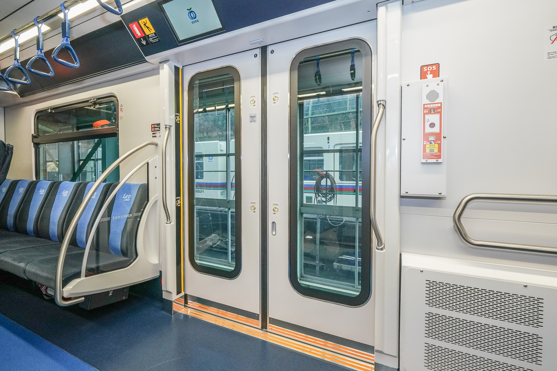 乗車口は広くなり、ガラス部分が足元まである