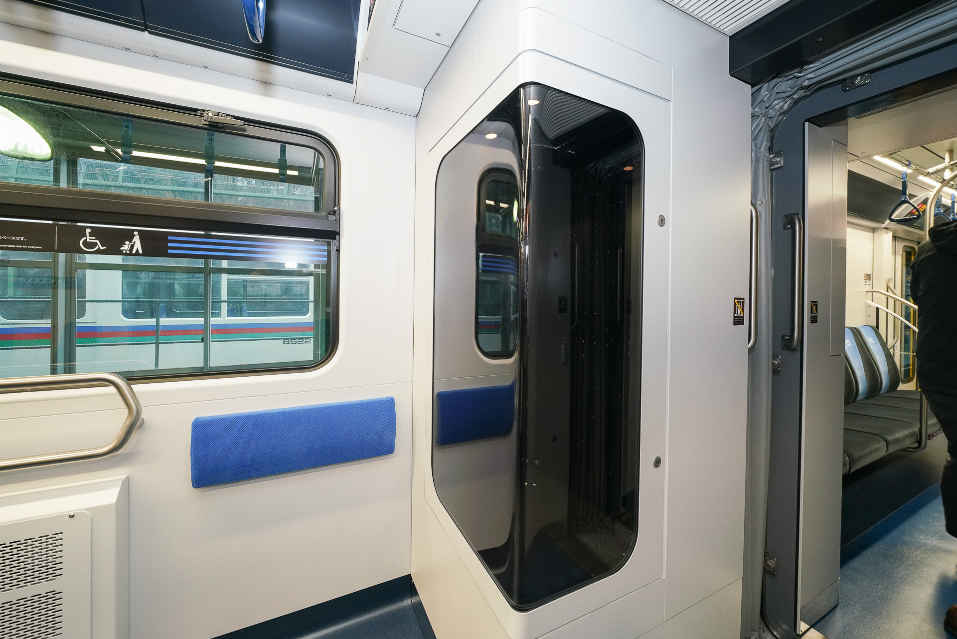 中間車にはショーケースがある