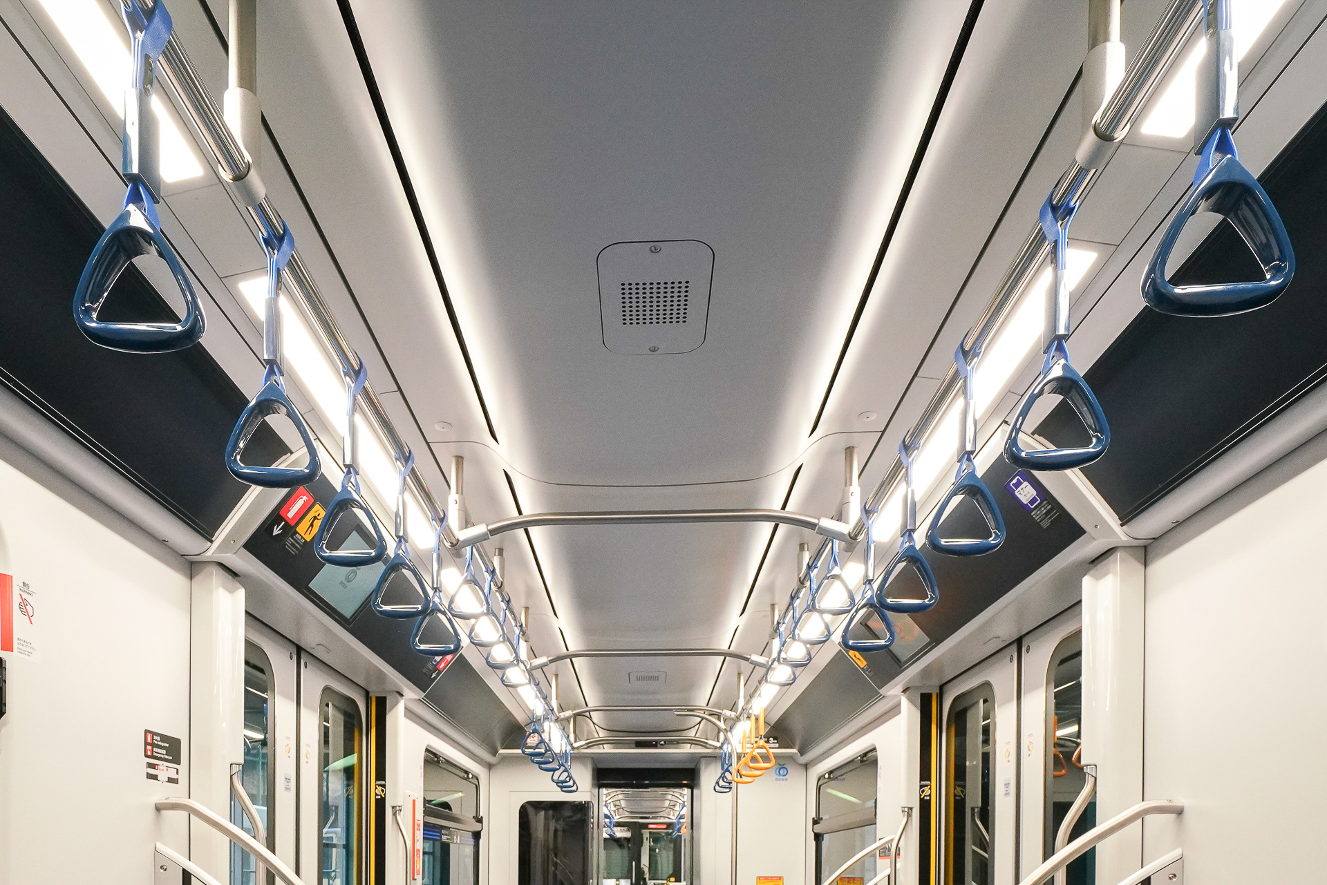 天井に空調ダクトがあり、曲線に沿って風がまわりやすい