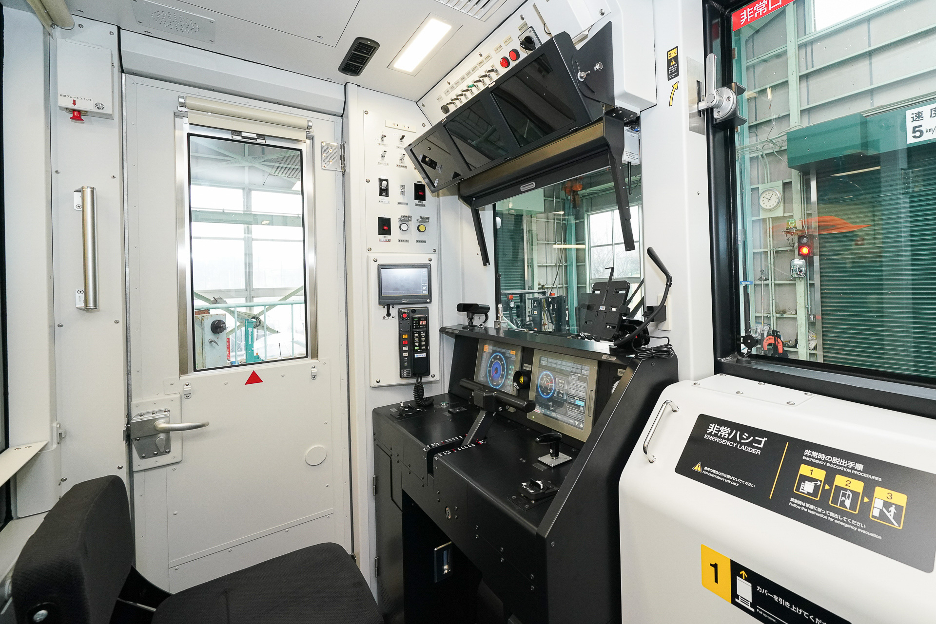 運転台には、速度計など表示する2連モニターと上に車側面カメラの映像を表示する3連モニターがある