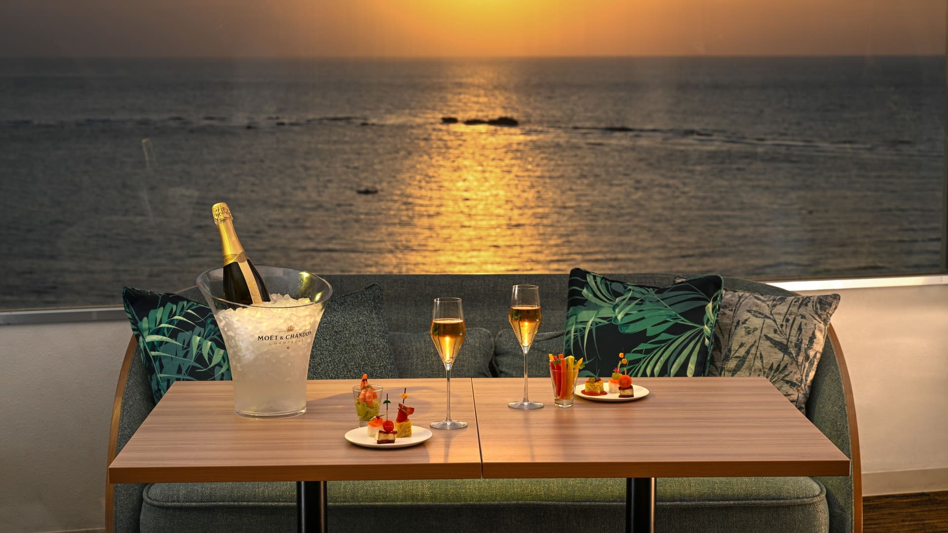 最上階にある「エグゼクティブラウンジ」では美しい夕陽を望む