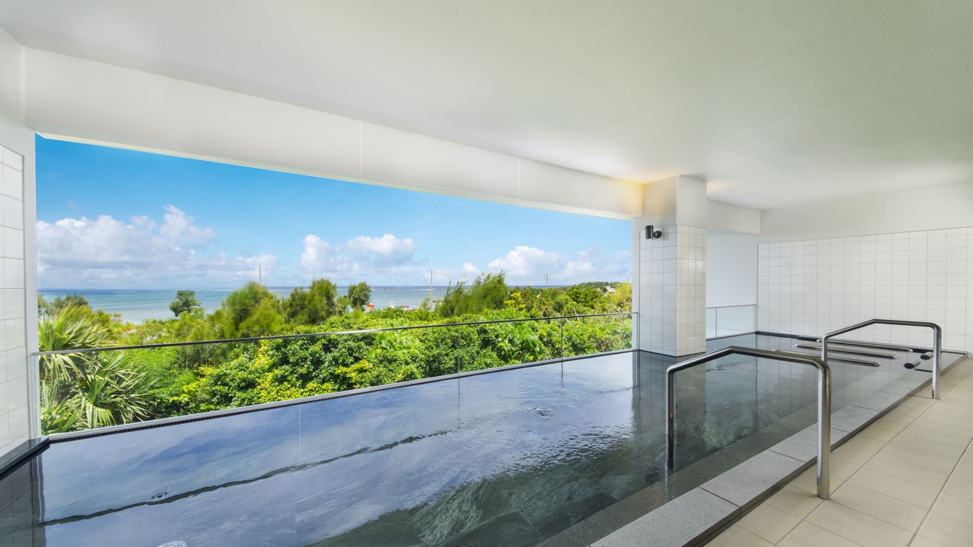 大浴場、展望風呂、露天風呂、サウナを完備