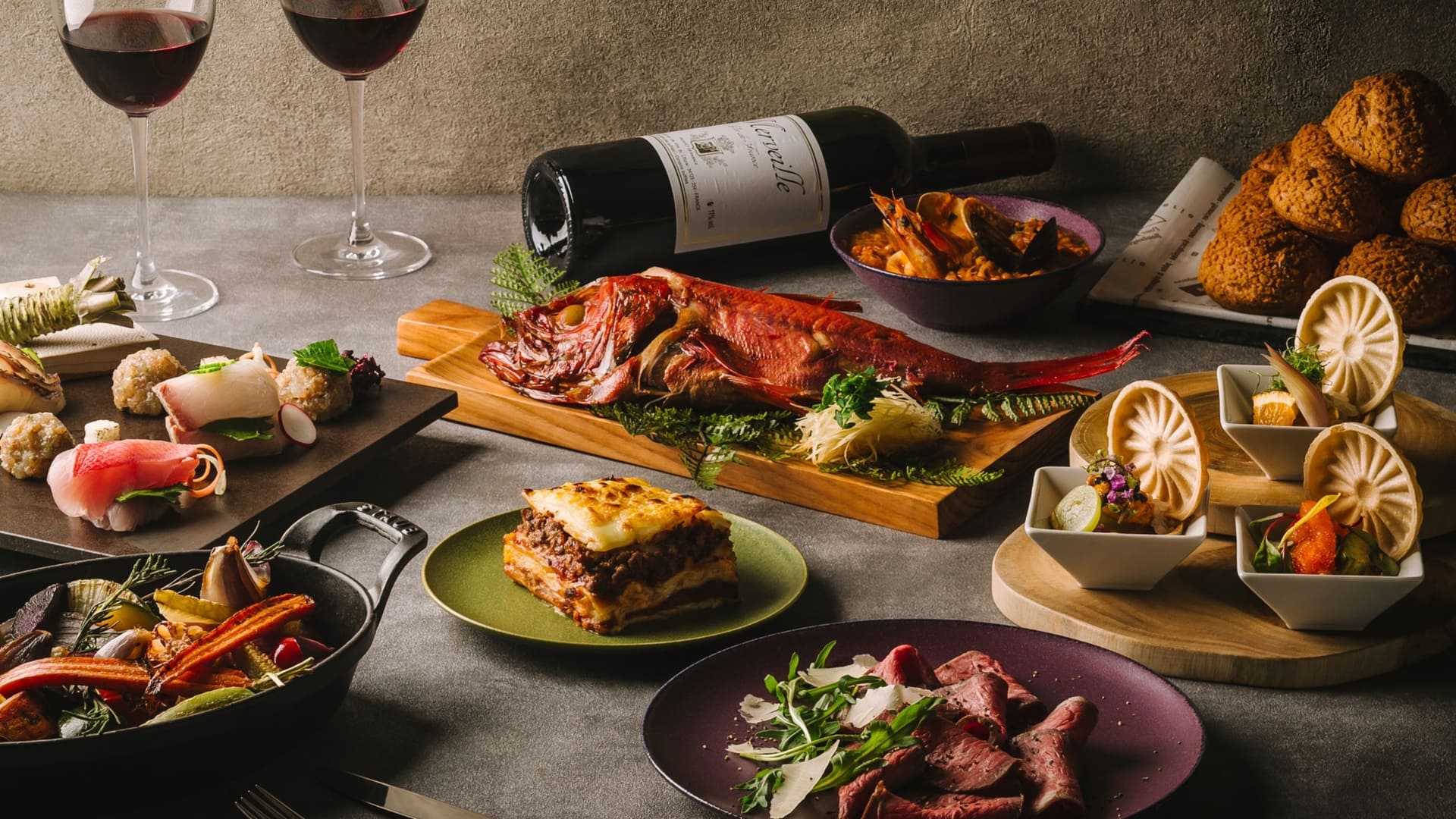 夕食ビュッフェの一例。ソーキそば、刺身、和牛入りラグーのパルマンティエ風など