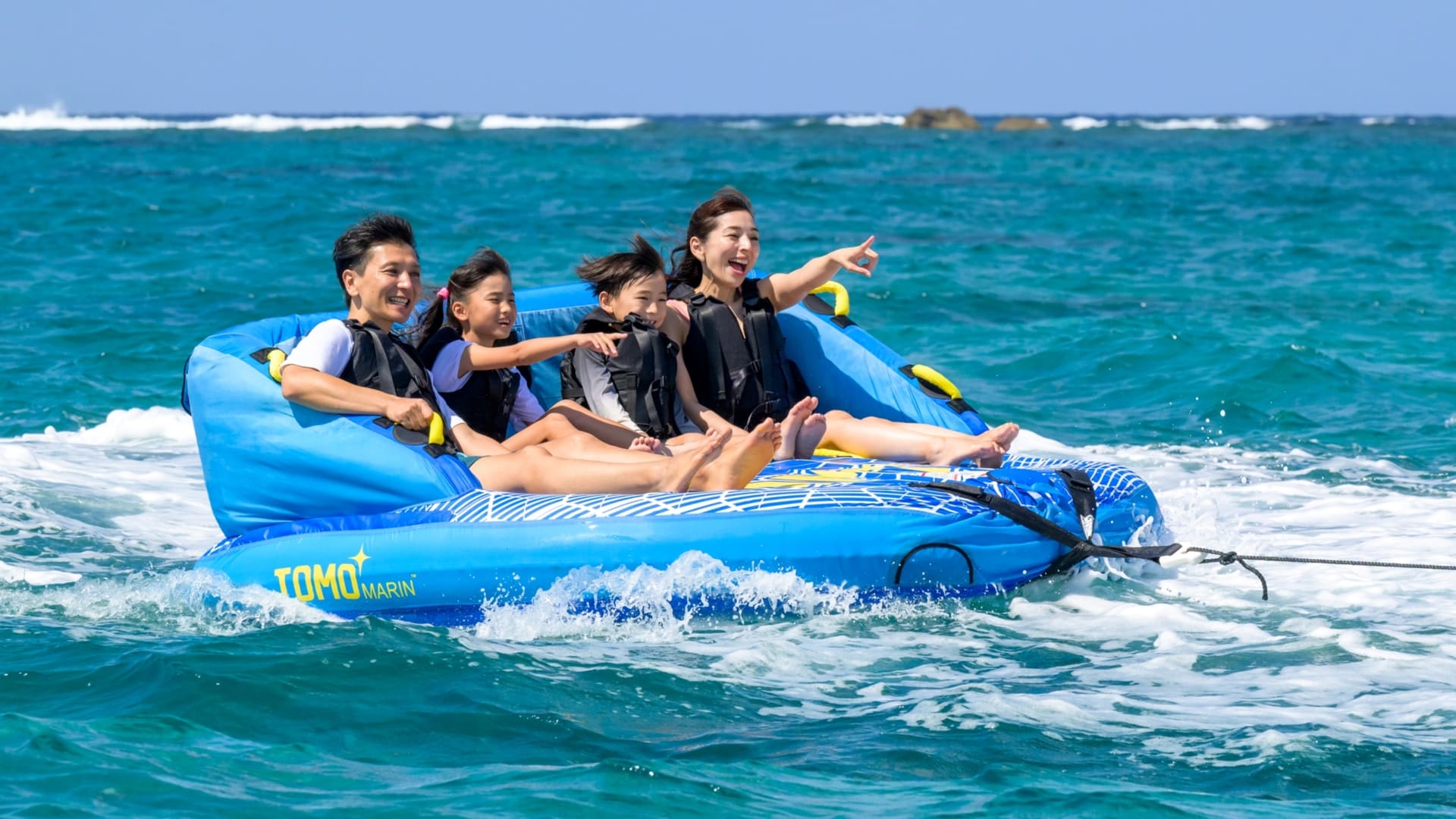 ホテル目の前は「残波ビーチ」。各種ウォーターアクティビティも申し込める