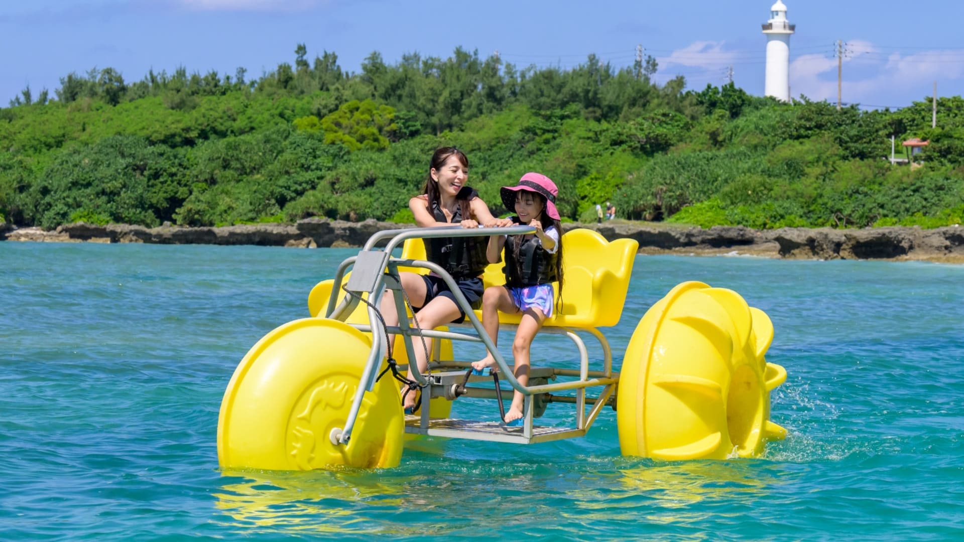 ホテル目の前は「残波ビーチ」。各種ウォーターアクティビティも申し込める