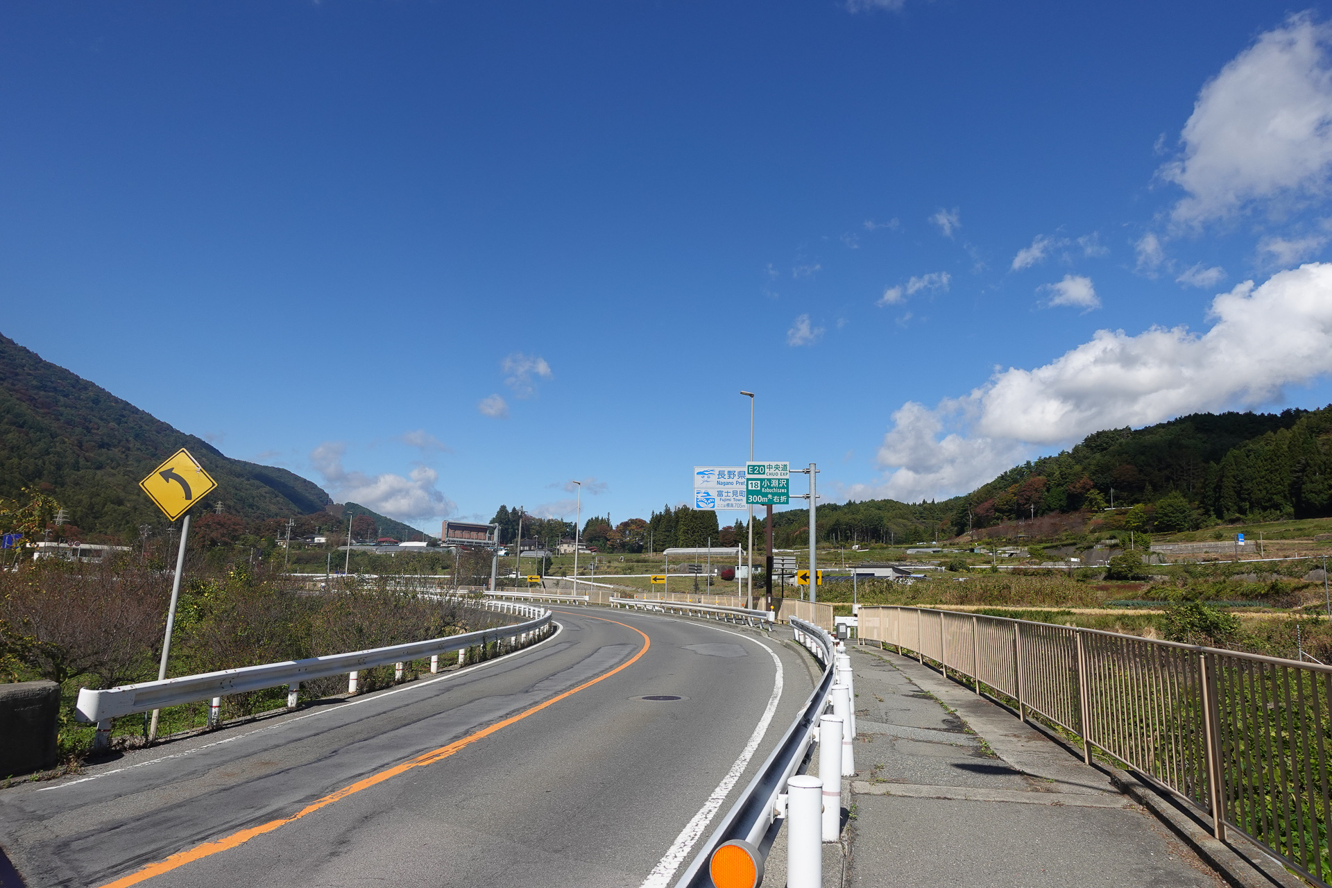山梨県・長野県の県境。釜無川が下を流れる