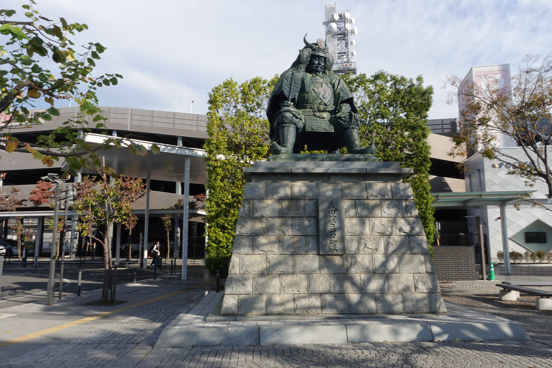 甲府駅の象徴・武田信玄像